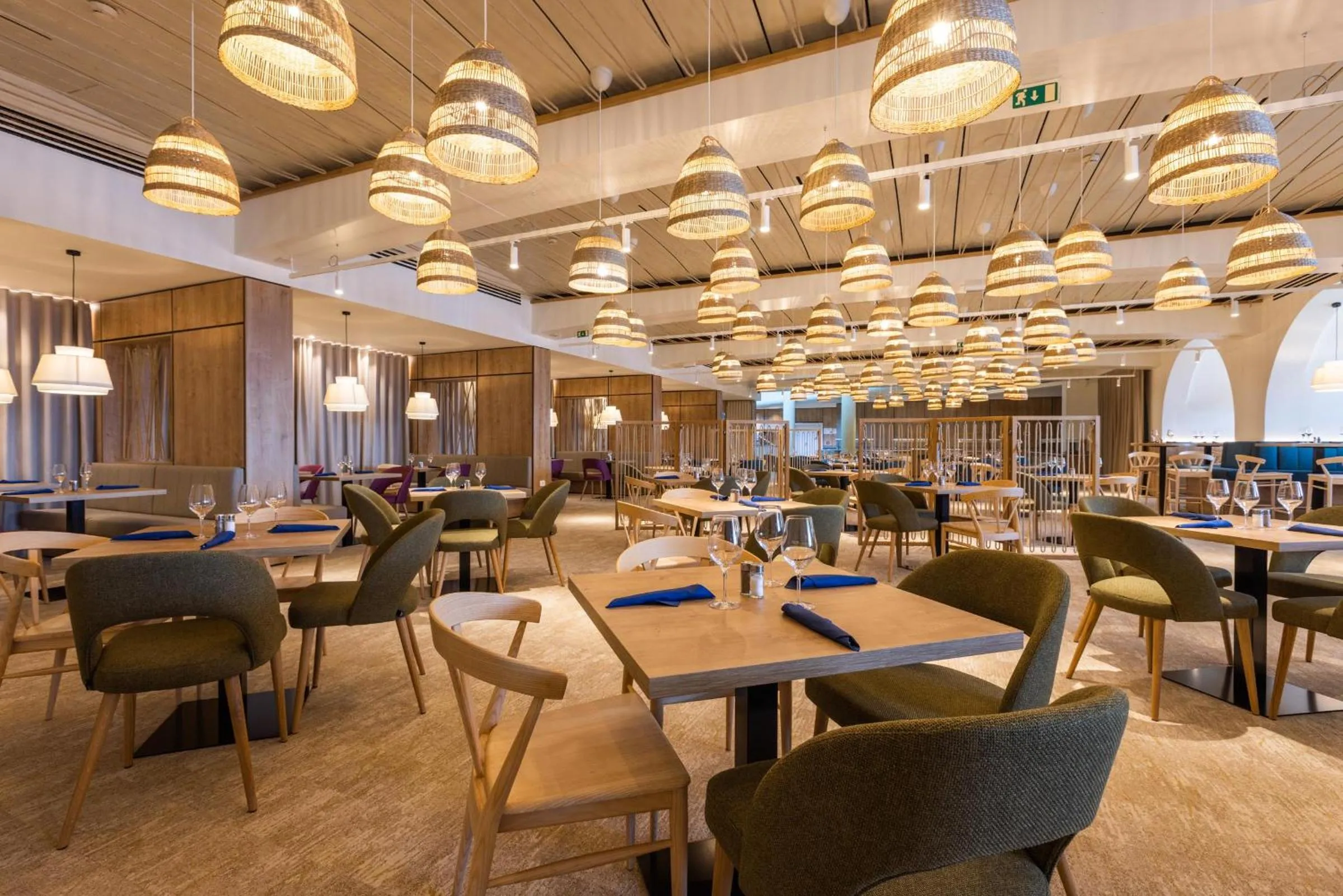 Restaurant/places to eat in Hotel Vile Park