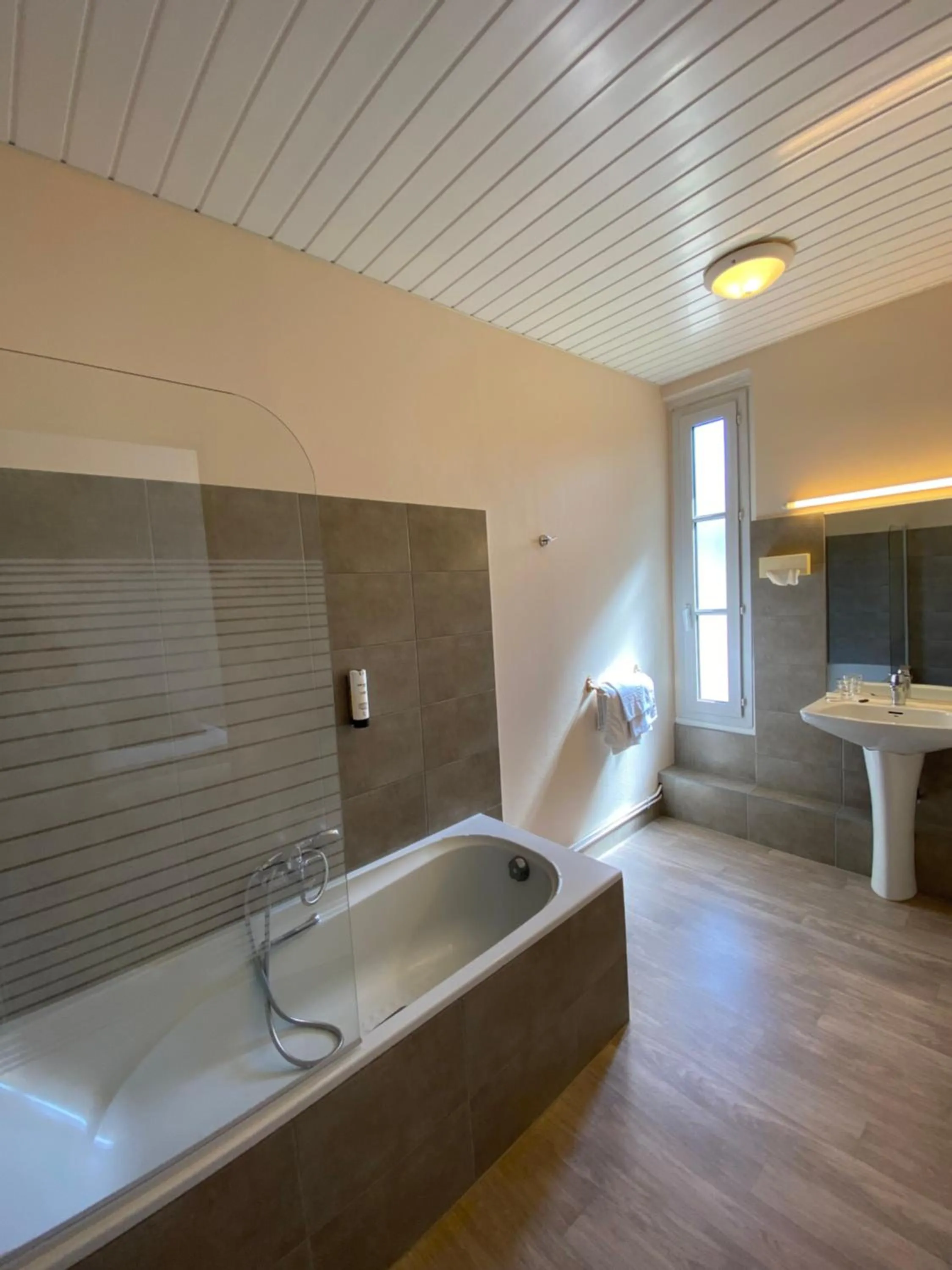 Bathroom in Hostellerie de Pavillon Saint-Hubert