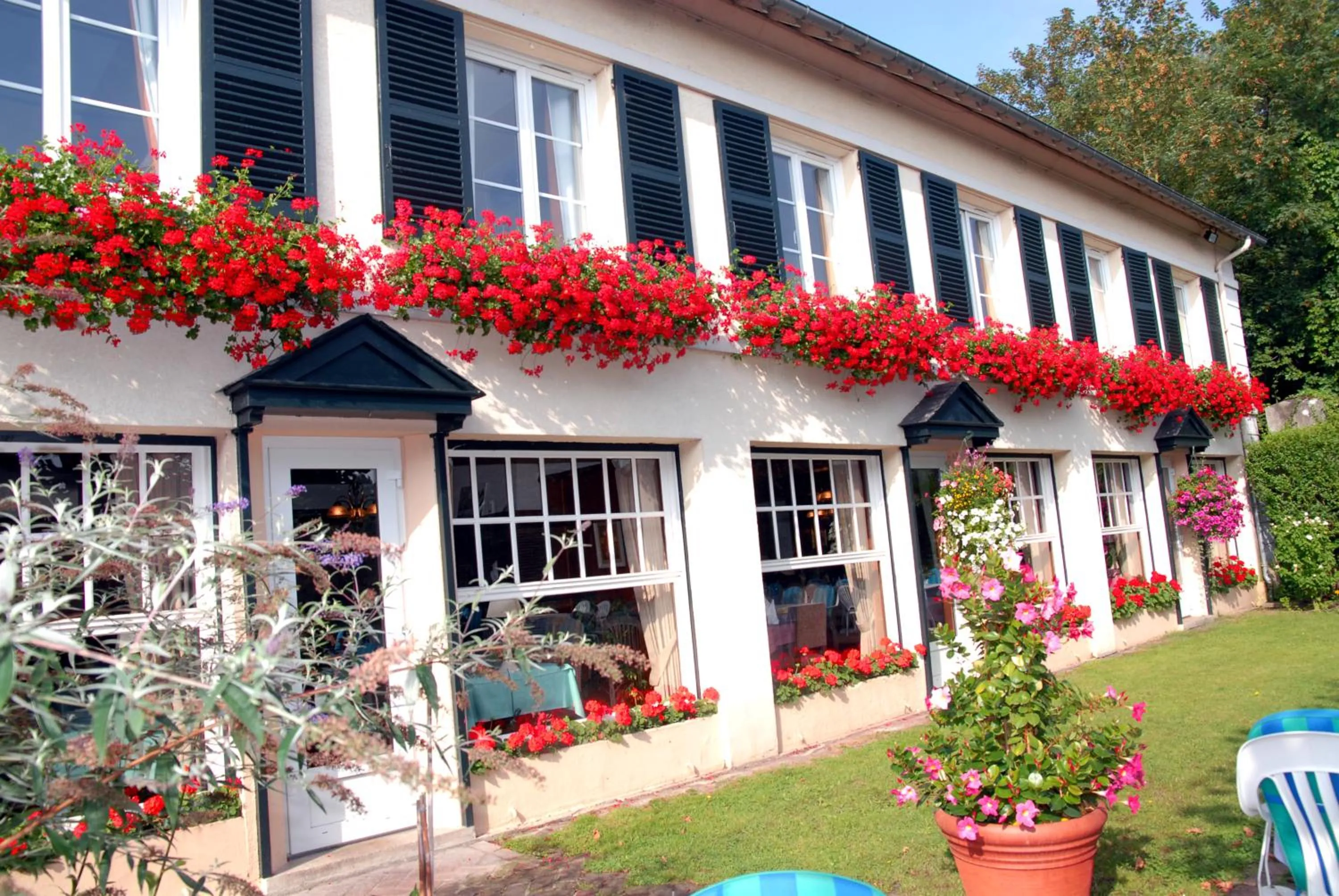 Facade/entrance in Hostellerie de Pavillon Saint-Hubert