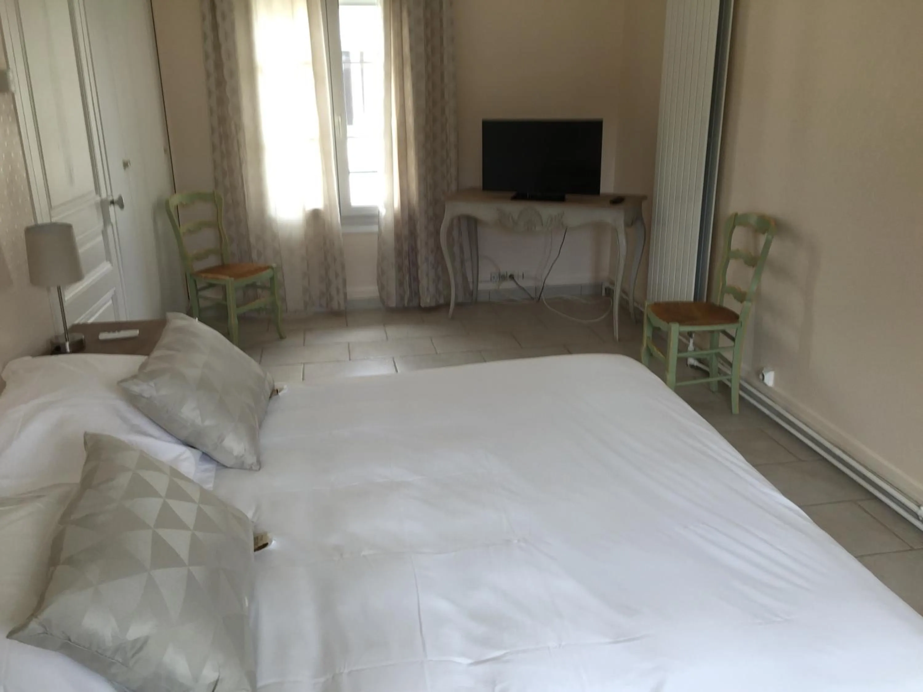 Photo of the whole room, Bed in Hostellerie de Pavillon Saint-Hubert