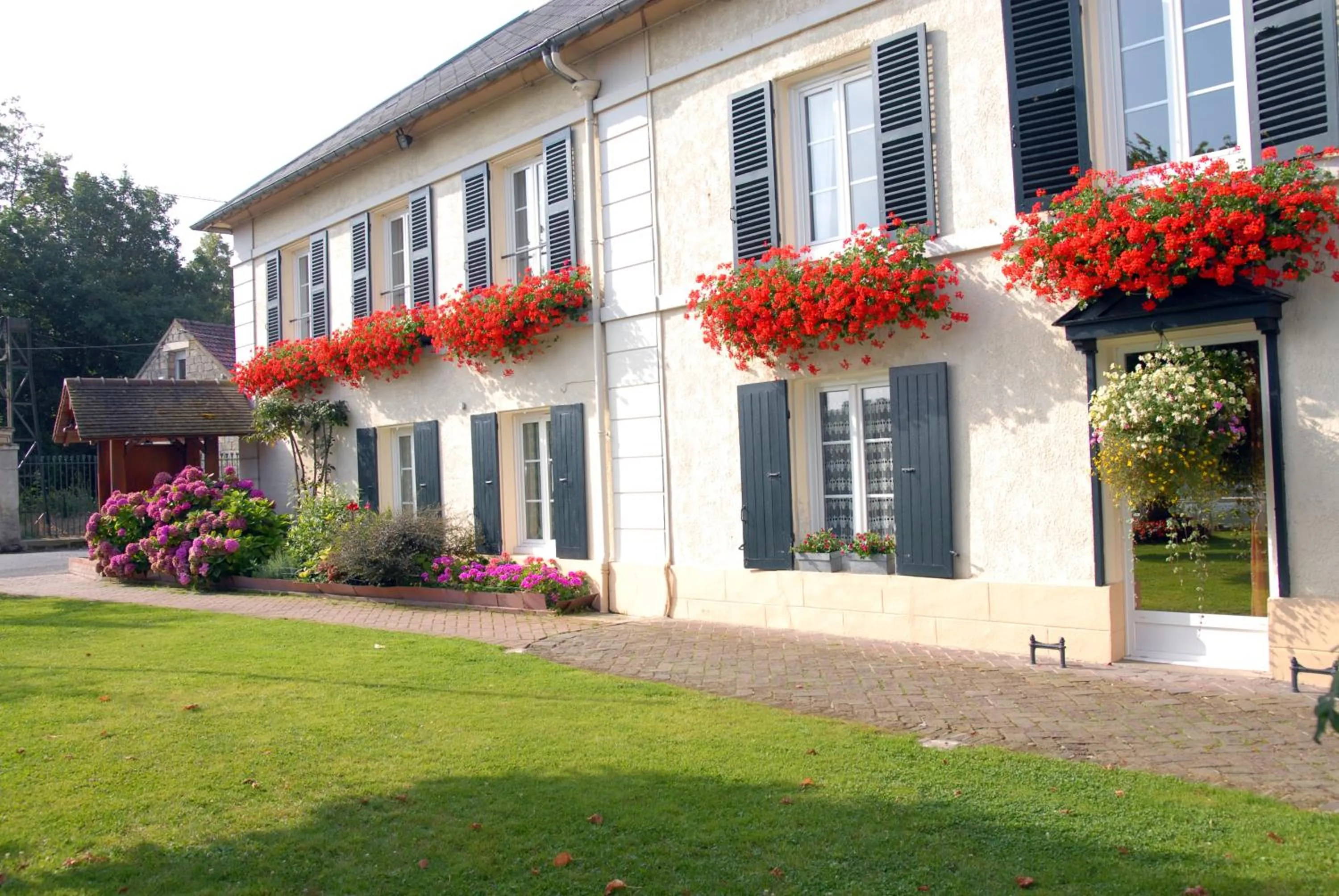 Facade/entrance in Hostellerie de Pavillon Saint-Hubert