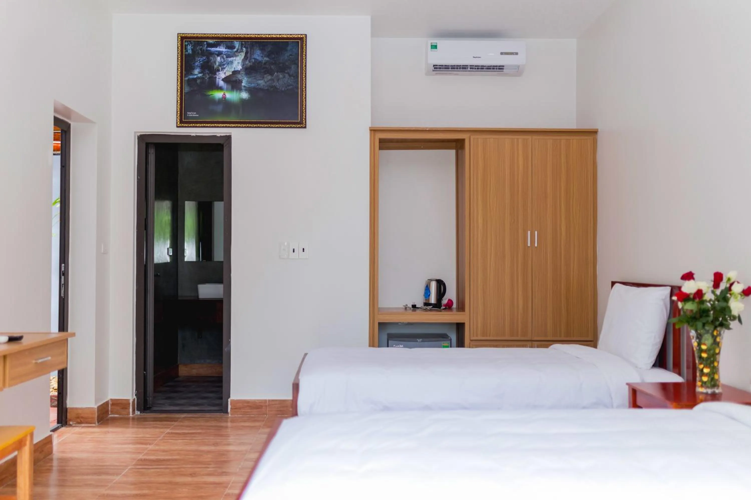 Photo of the whole room, Bed in Commander Lodge