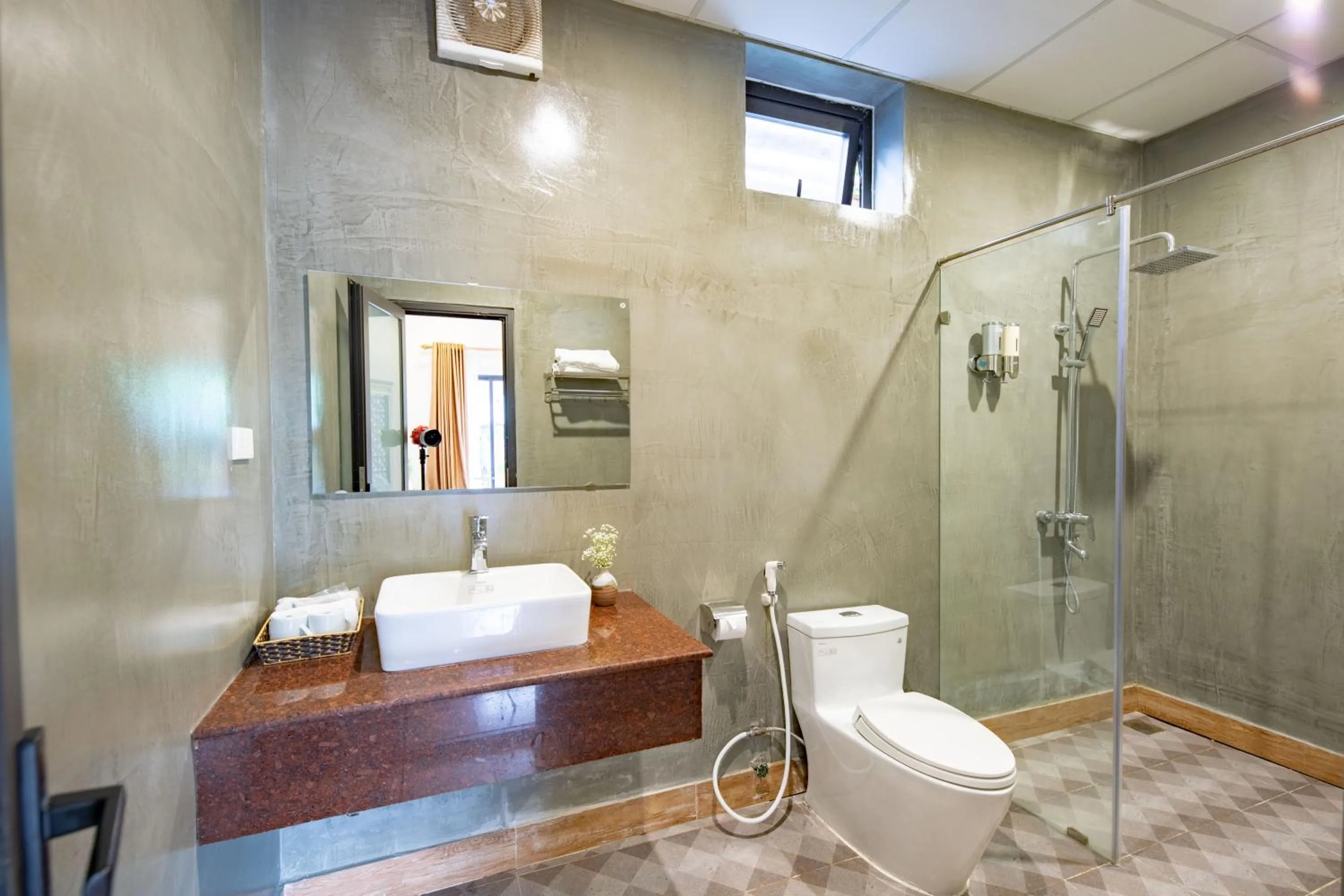 Toilet in Commander Lodge