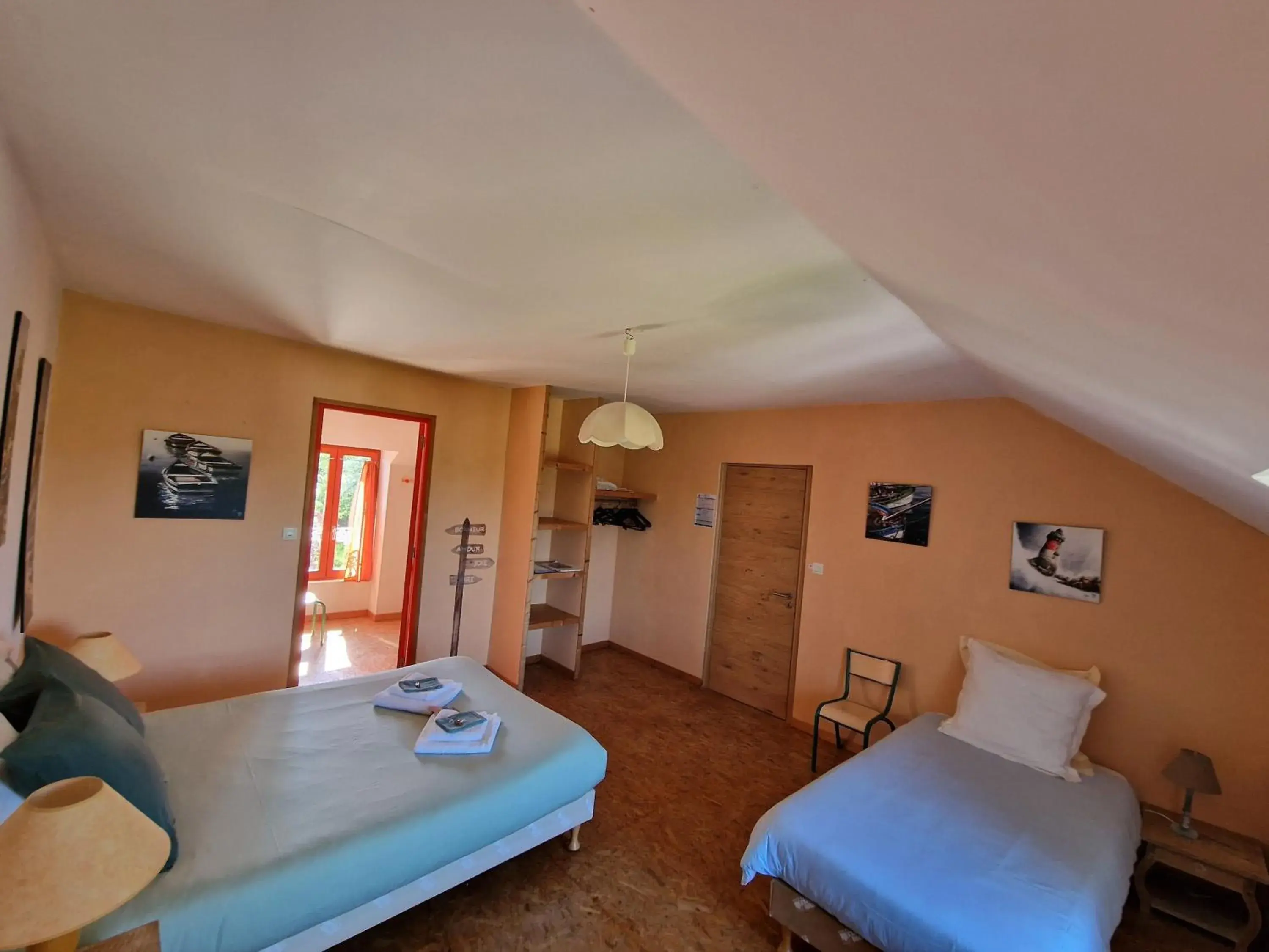 Standard Triple Room in Les Hortensias GR 34 - Chambres d'Hôtes Standard Triple Room in Les Hortensias GR 34 - Chambres d'Hôtes