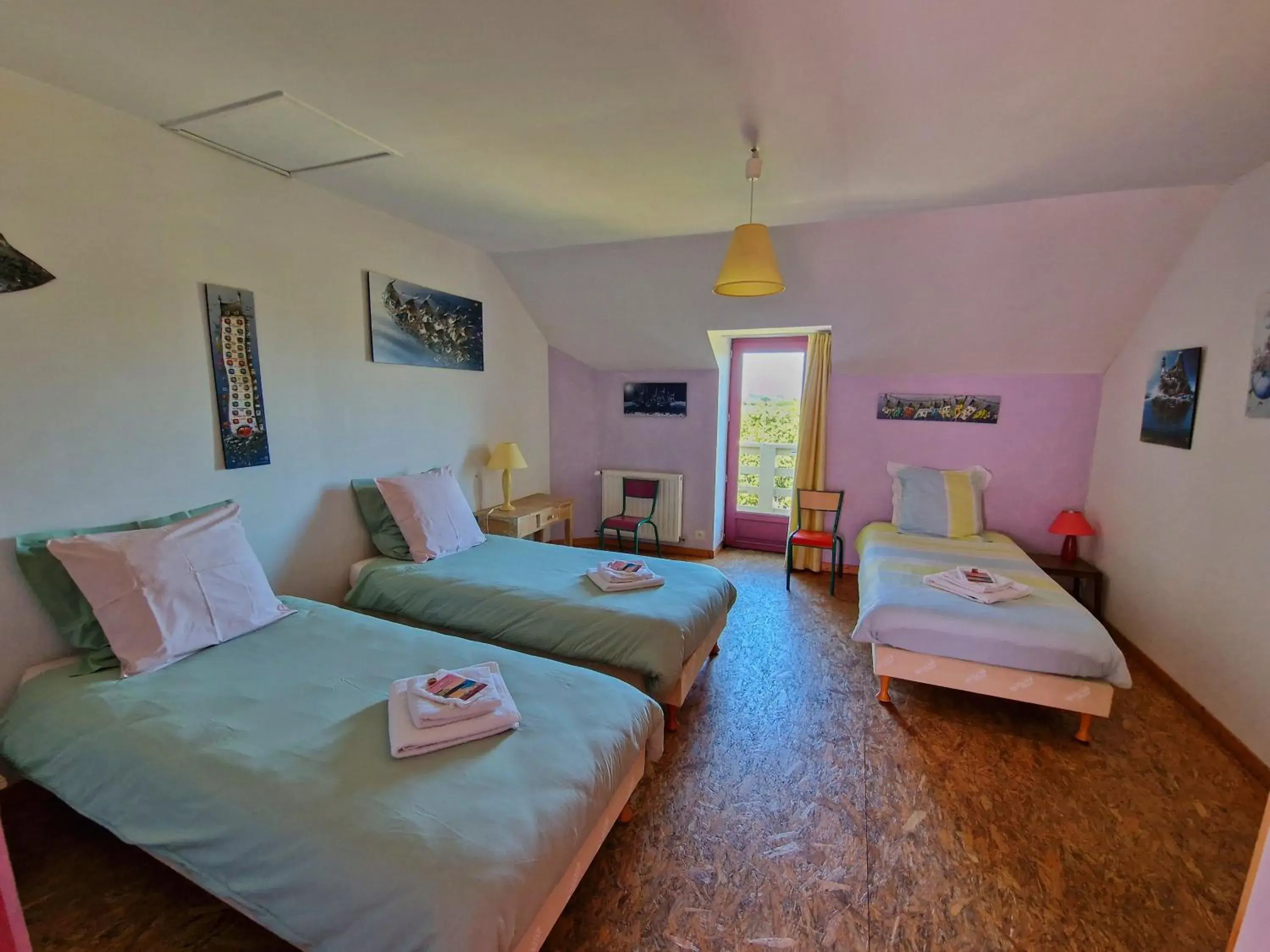 Triple Room in Les Hortensias GR 34 - Chambres d'Hôtes Triple Room in Les Hortensias GR 34 - Chambres d'Hôtes