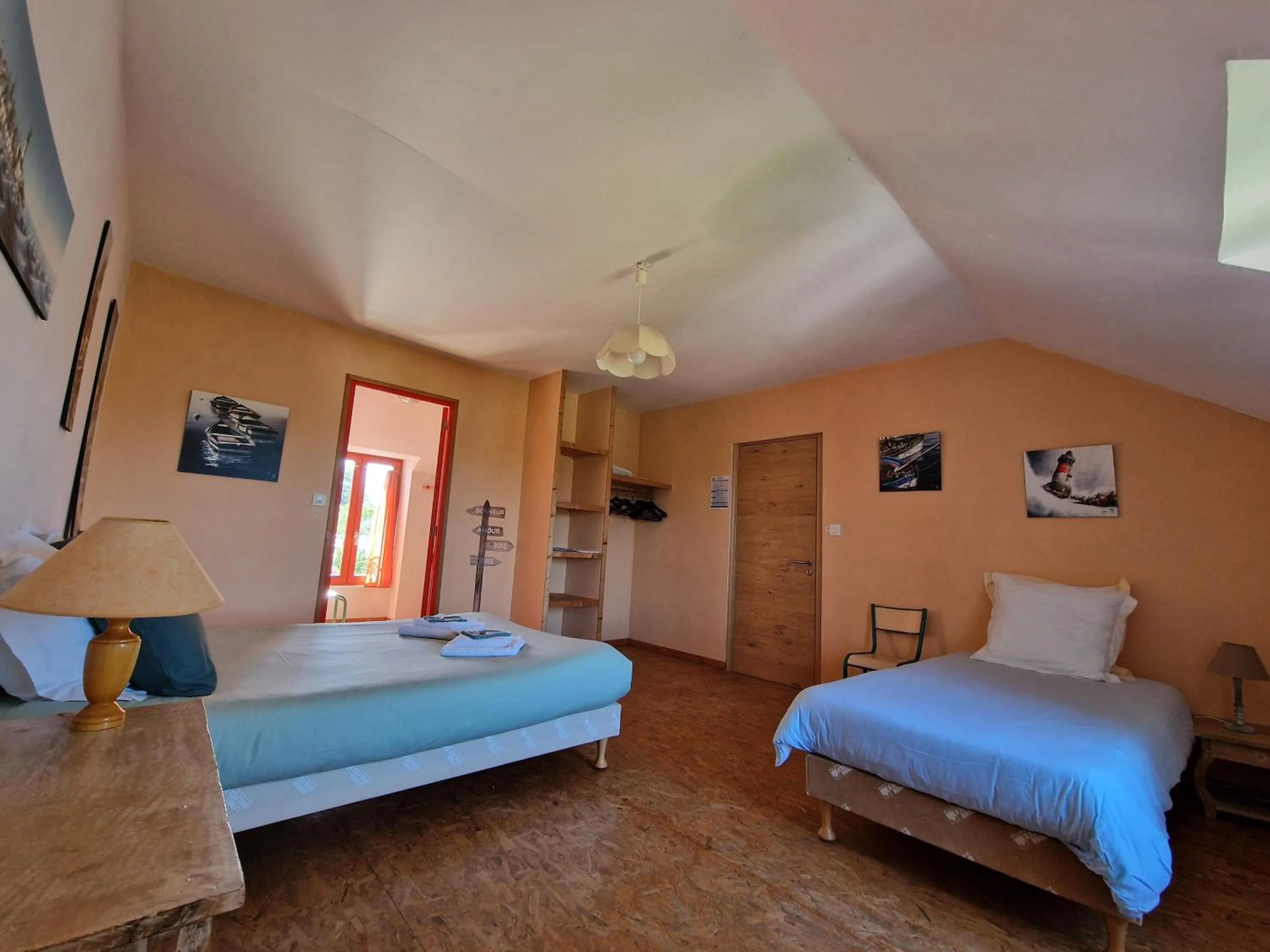 Bed in Les Hortensias GR 34 - Chambres d'Hôtes