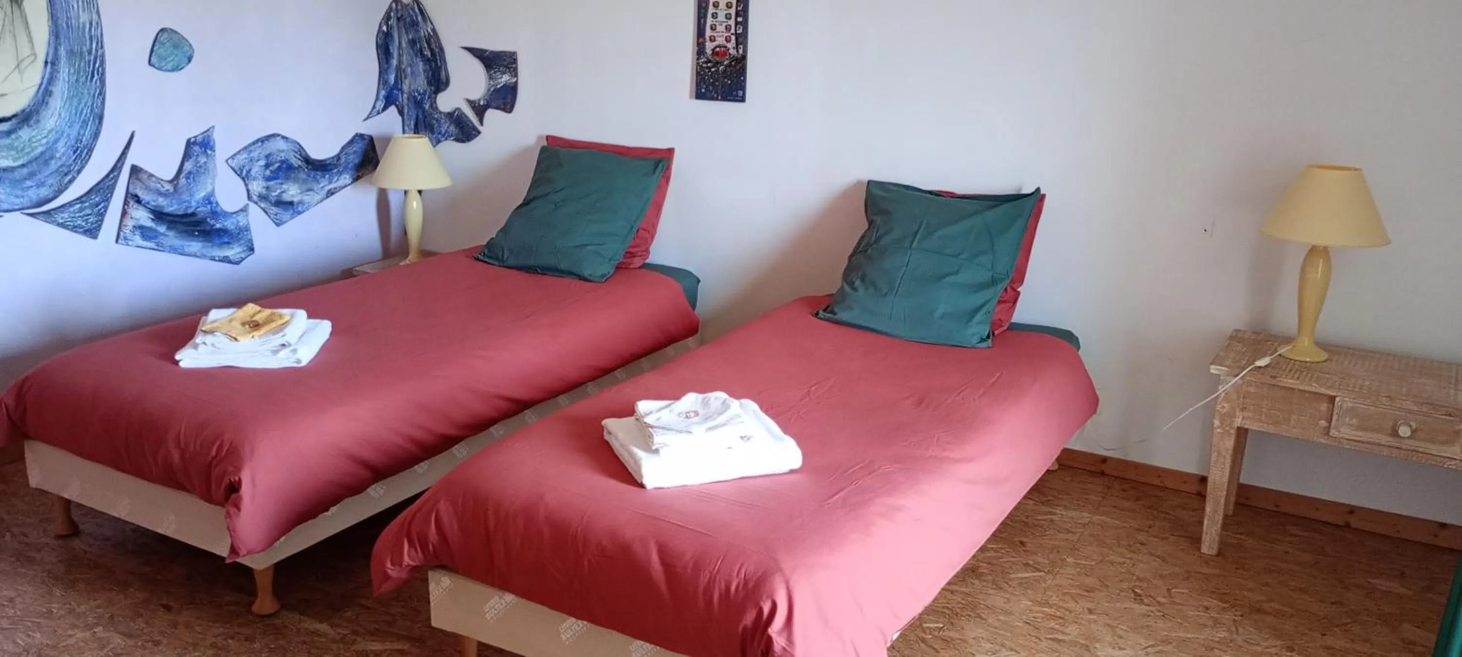 Bed in Les Hortensias GR 34 - Chambres d'Hôtes