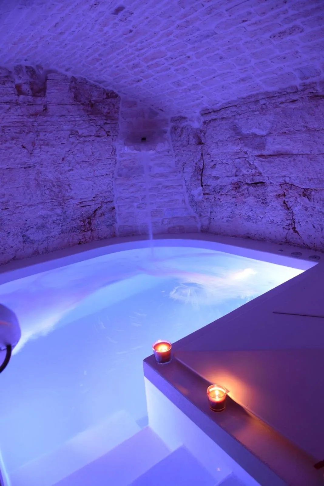 Hot Tub in Trulli Occhi Di Pietra