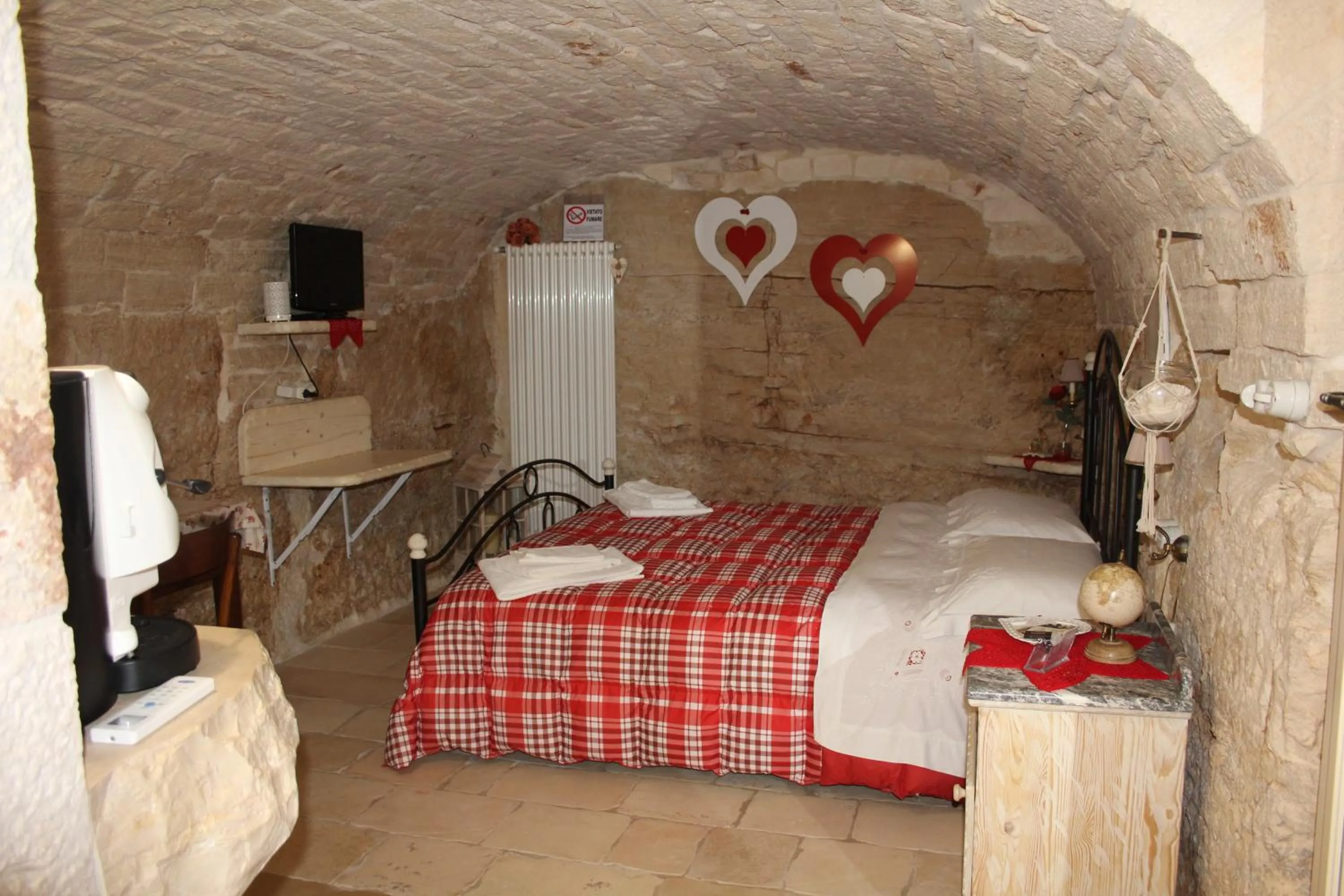 Photo of the whole room, Bed in Trulli Occhi Di Pietra