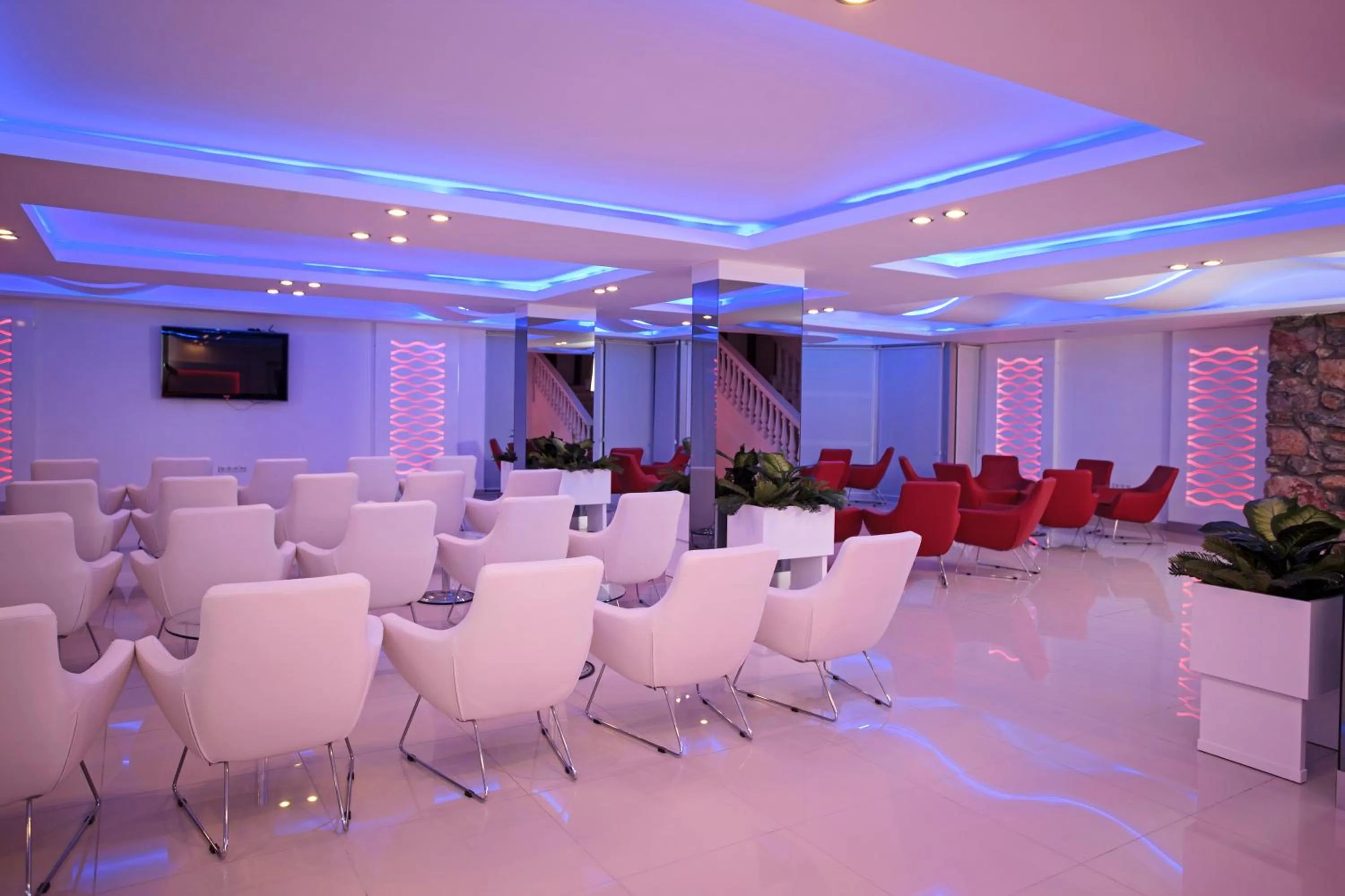 Communal lounge/ TV room in Sunny Hill Alya Hotel