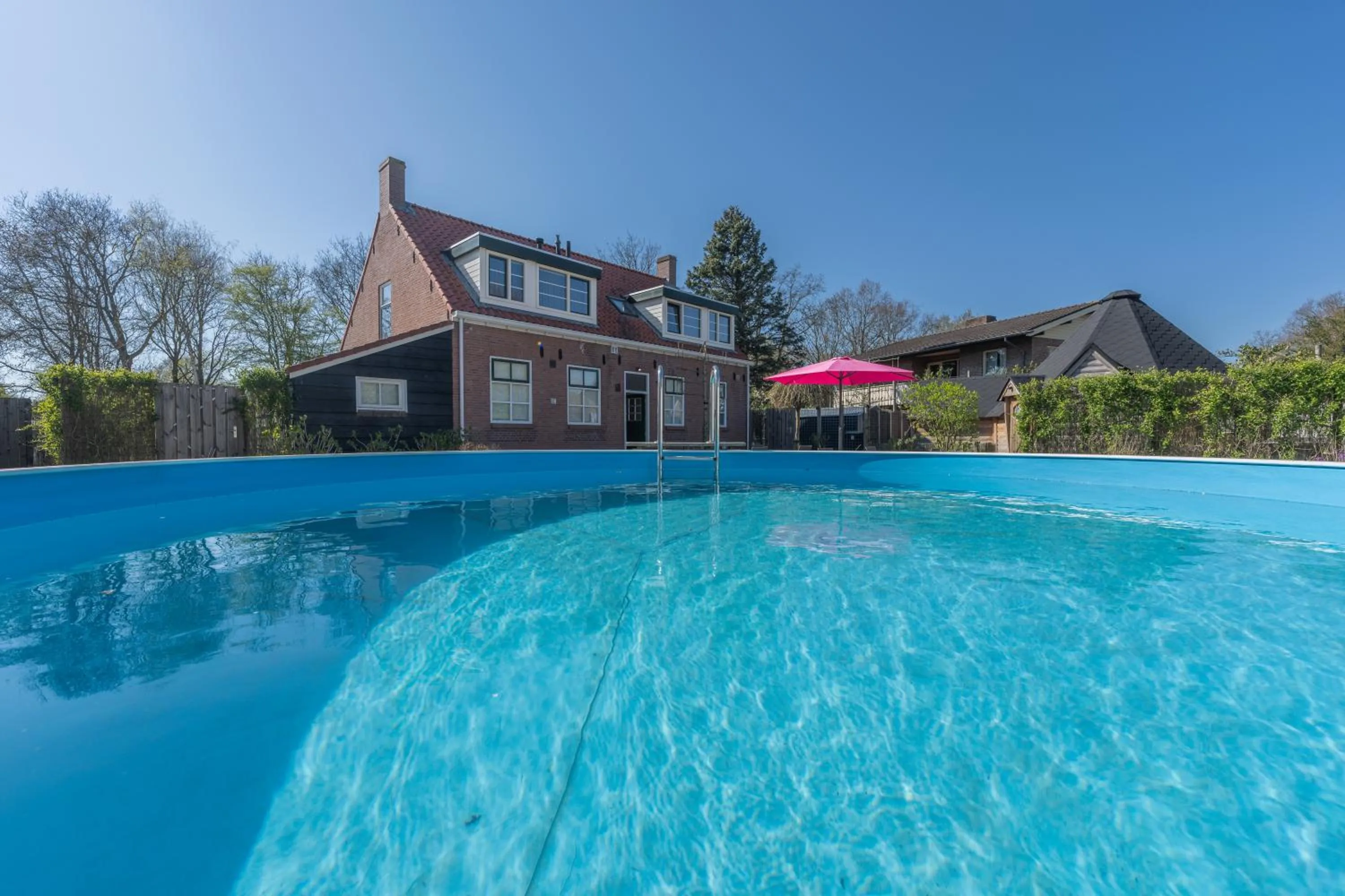 Swimming pool in B&B Dennenbos