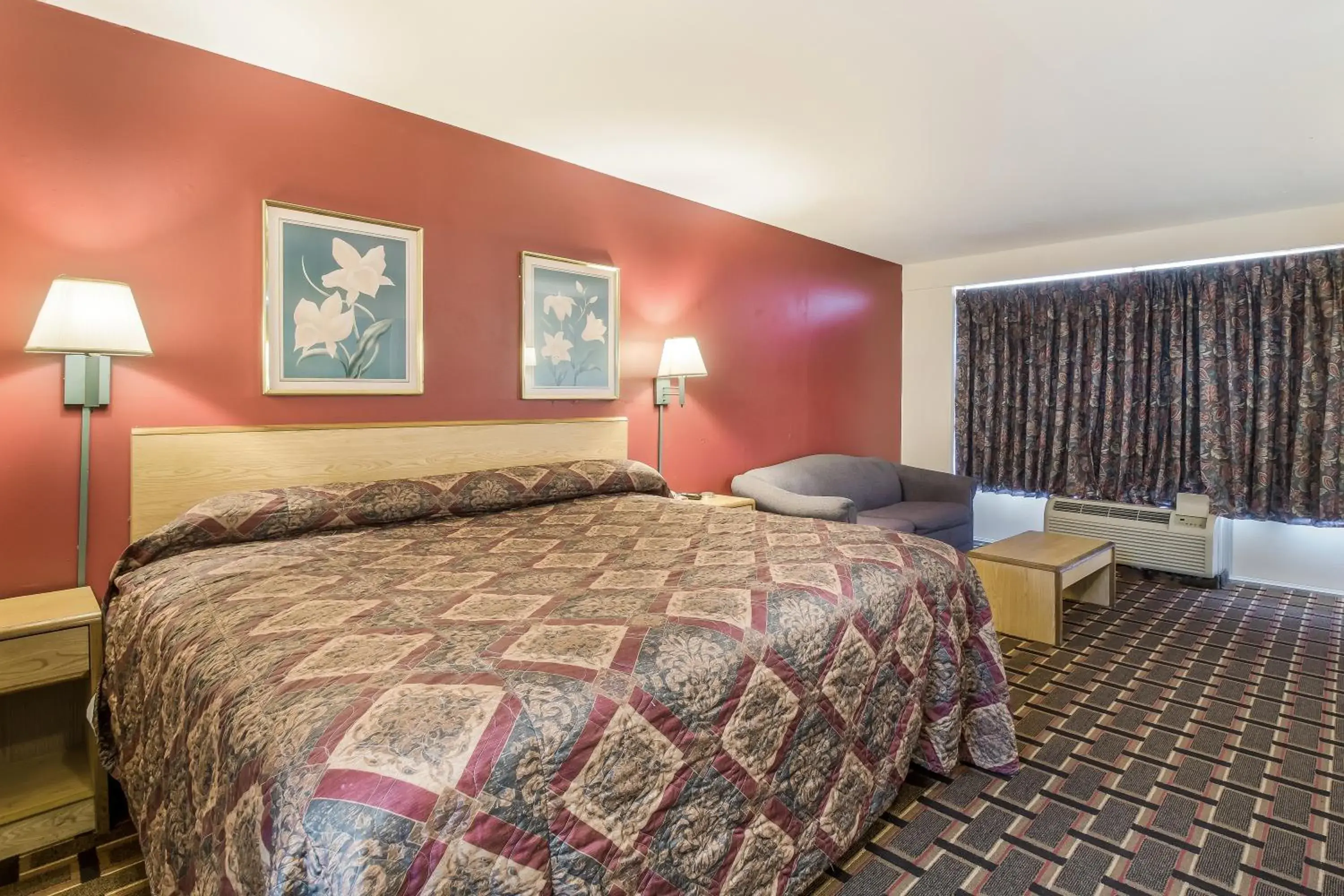 King Room - Non-Smoking in Knights Inn - Cleveland King Room - Non-Smoking in Knights Inn - Cleveland