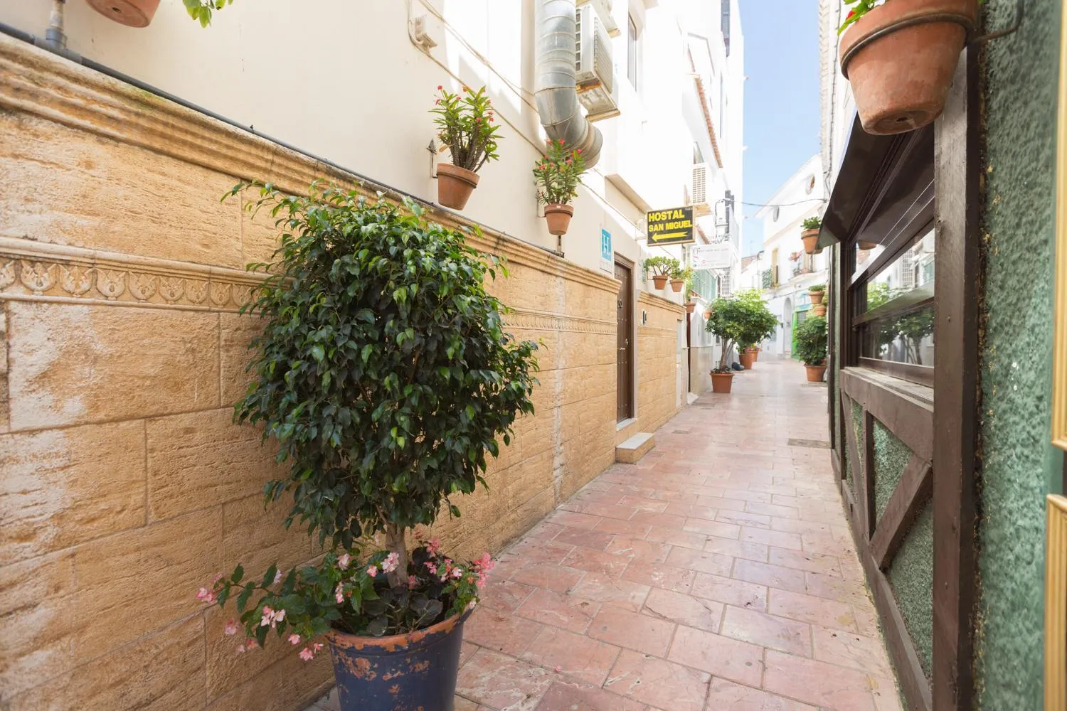 Facade/entrance in Hostal San Miguel by Croma