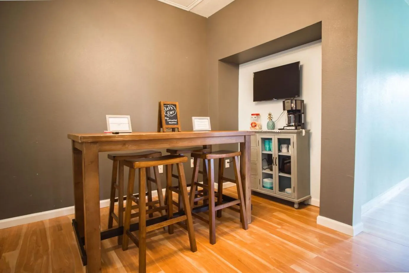 Communal lounge/ TV room in Wanderstay Houston Hostel