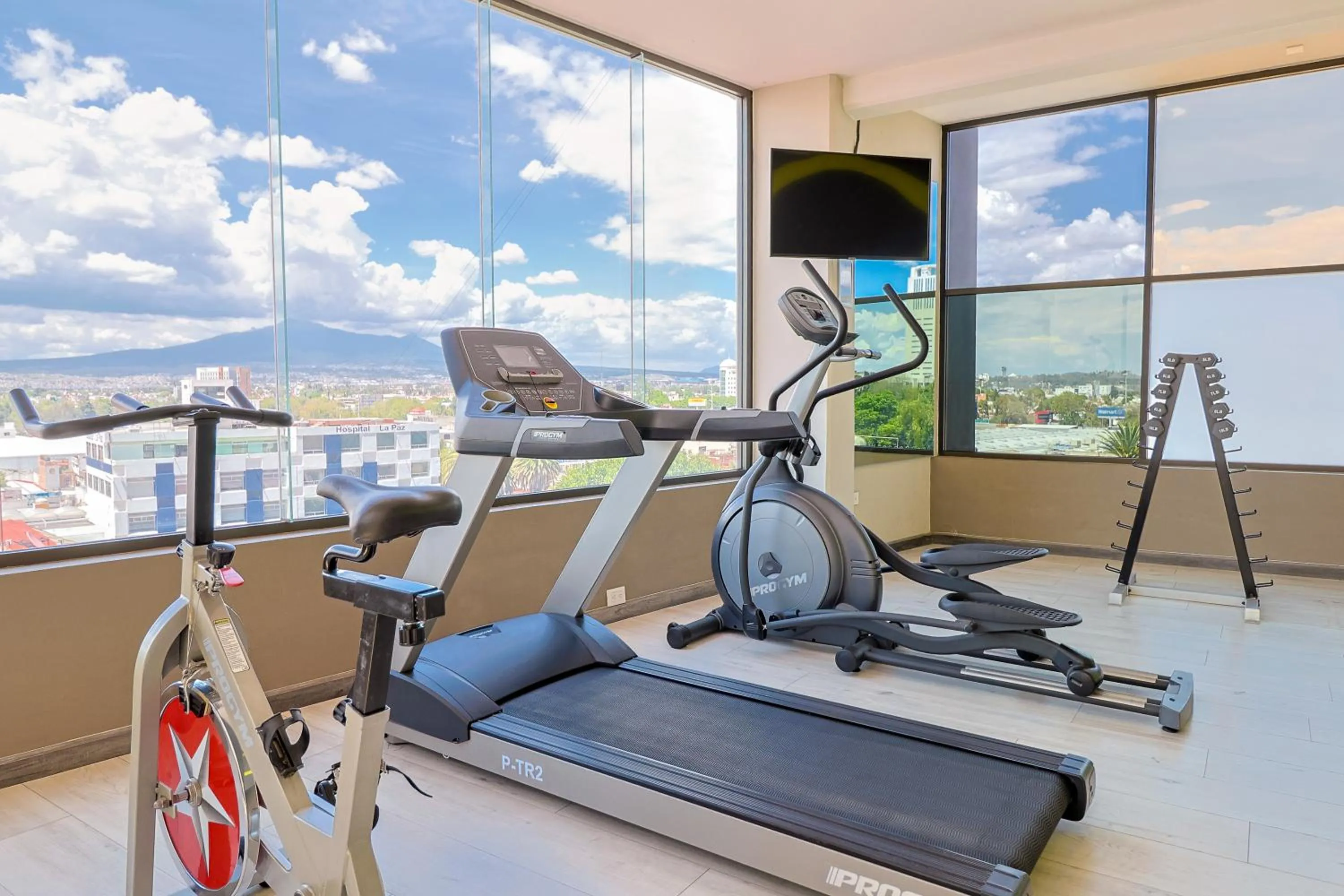 Fitness centre/facilities in Arkana Puebla by Grupo Amber