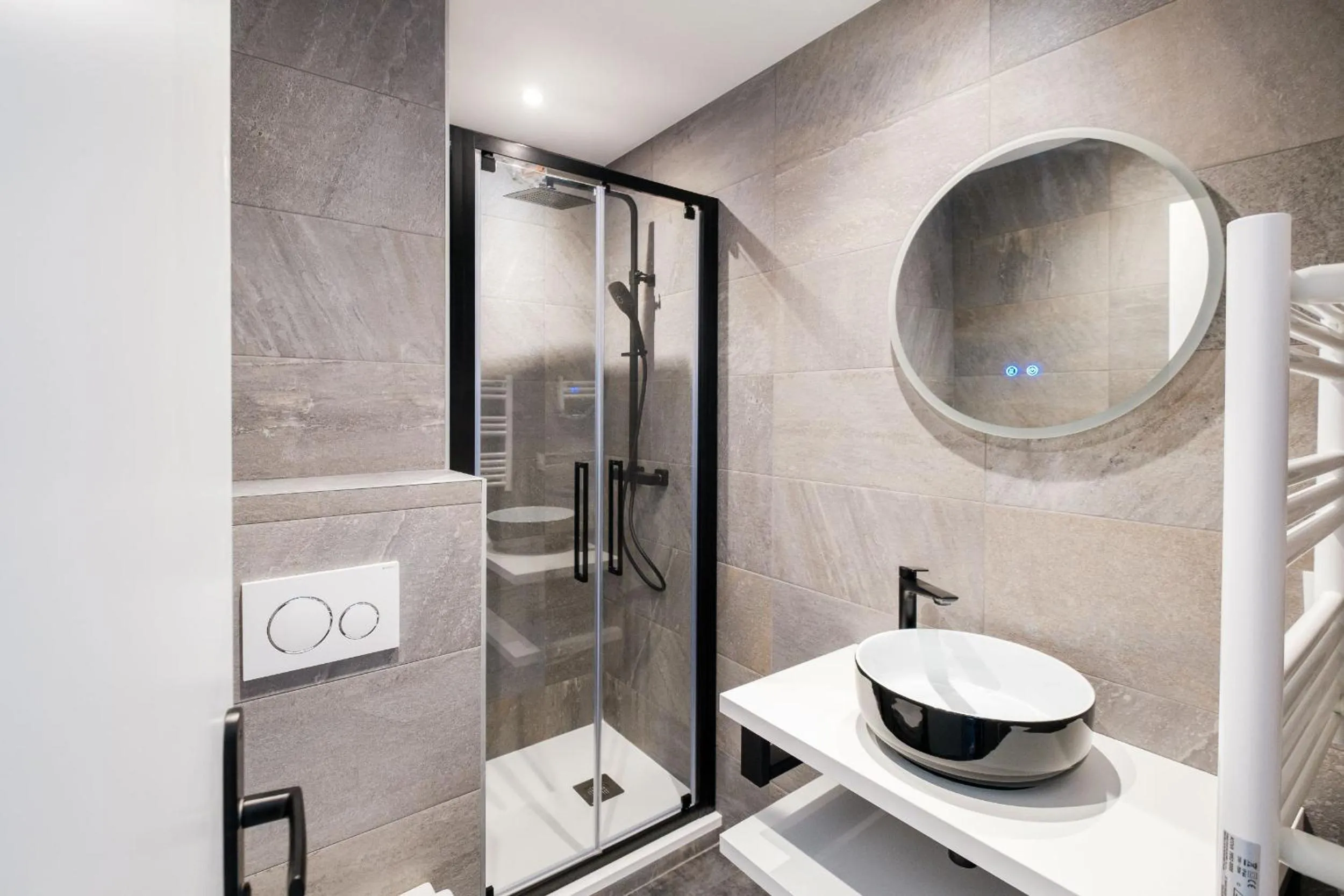 Shower in Anglade Hotel