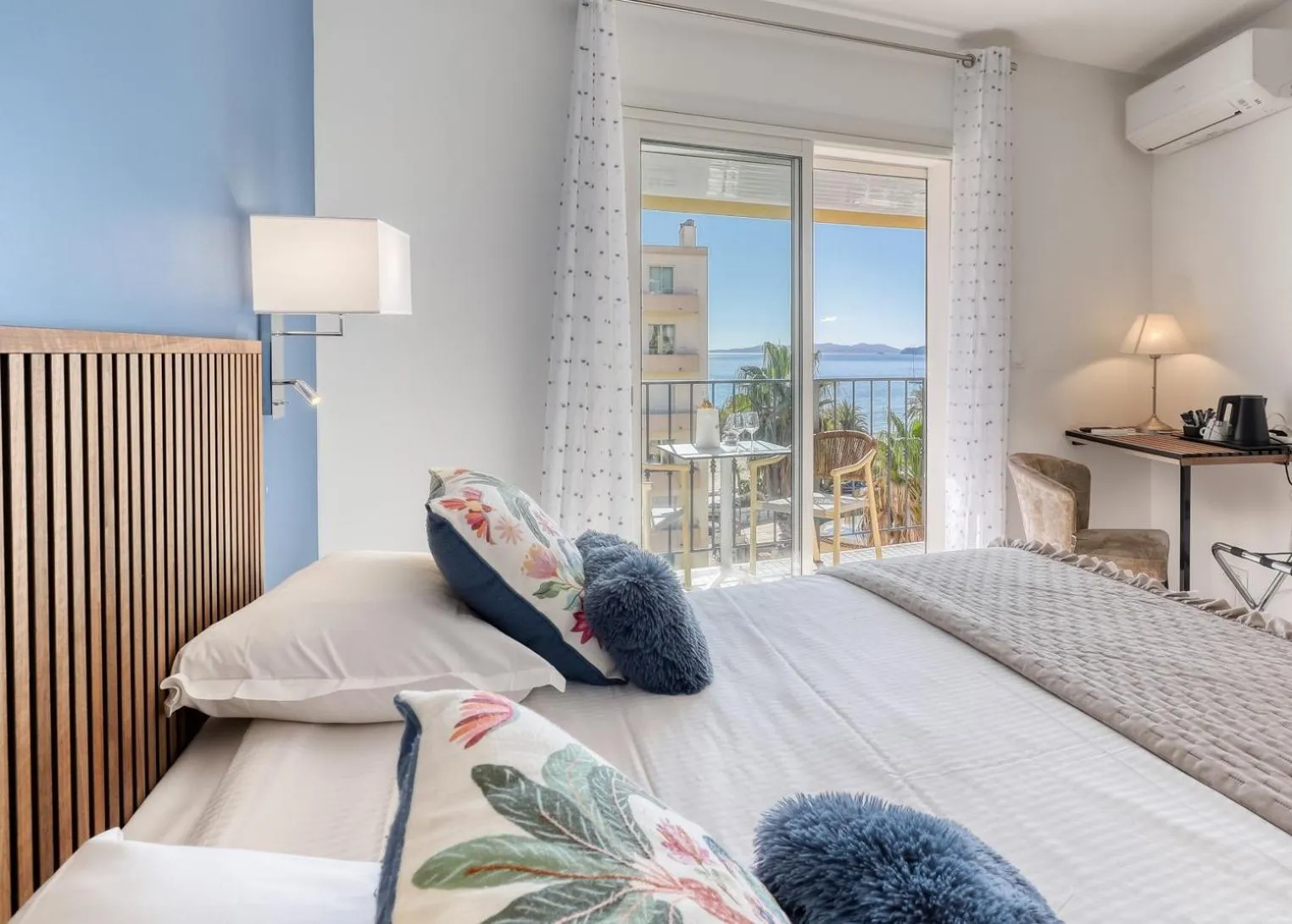 Balcony/Terrace, Bed in Anglade Hotel