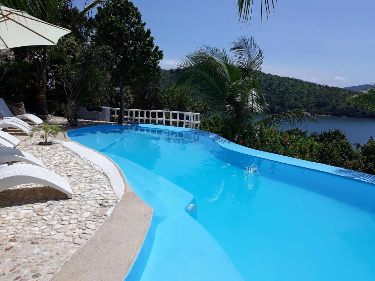 Swimming pool in AL FARO Cosmio Hotel Palawan