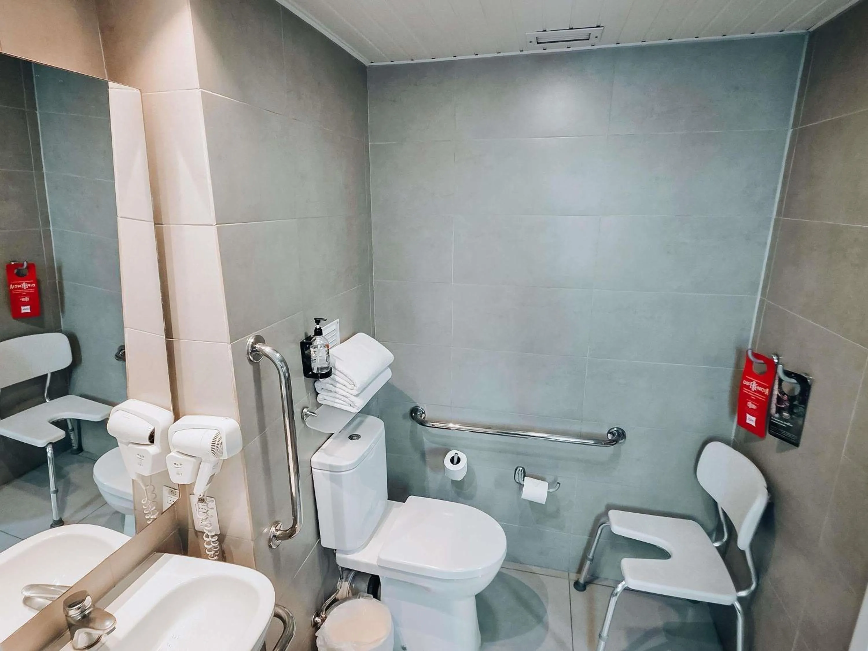 Bedroom in ibis Santiago Providencia