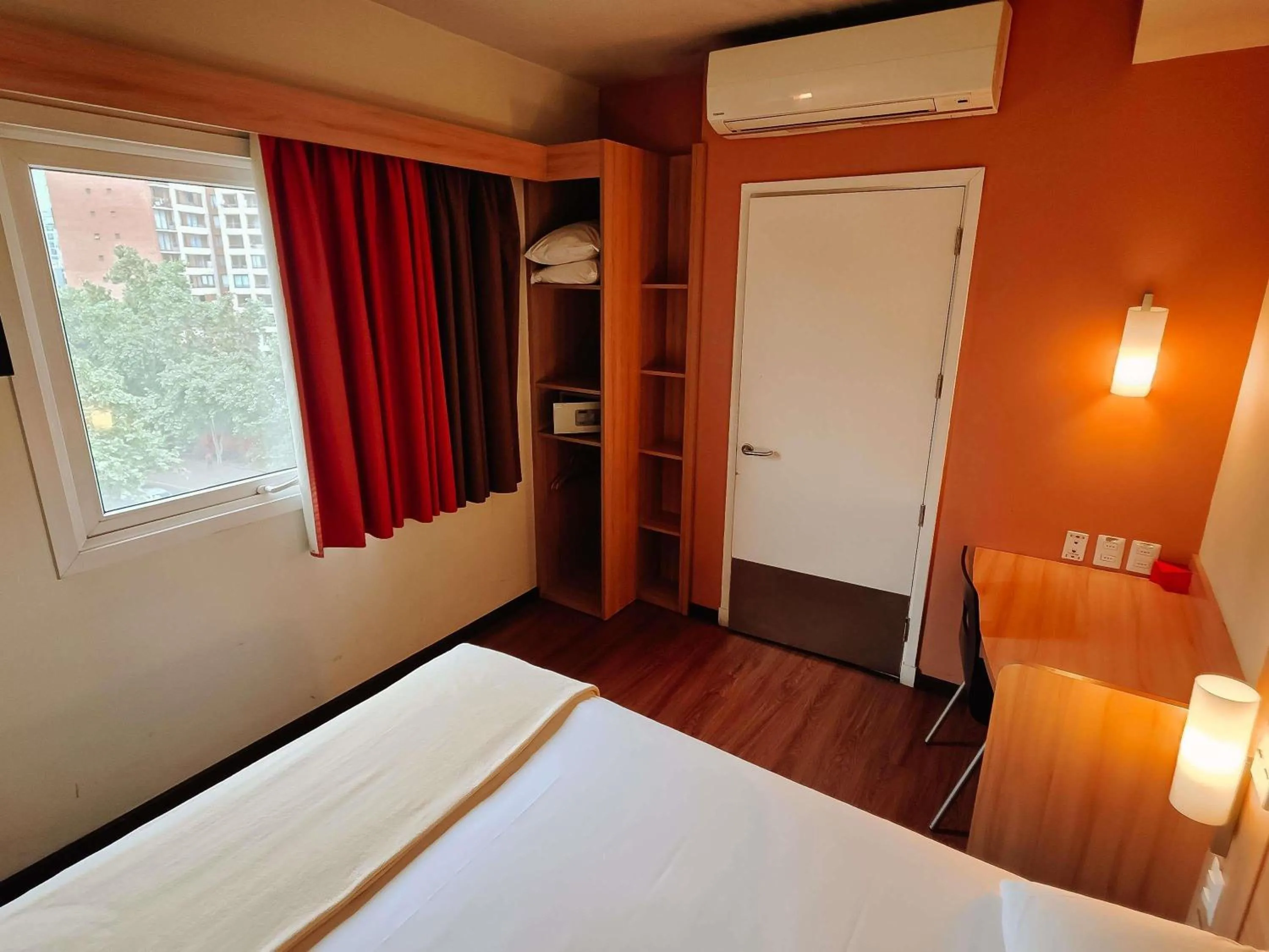 Bedroom, Bed in ibis Santiago Providencia