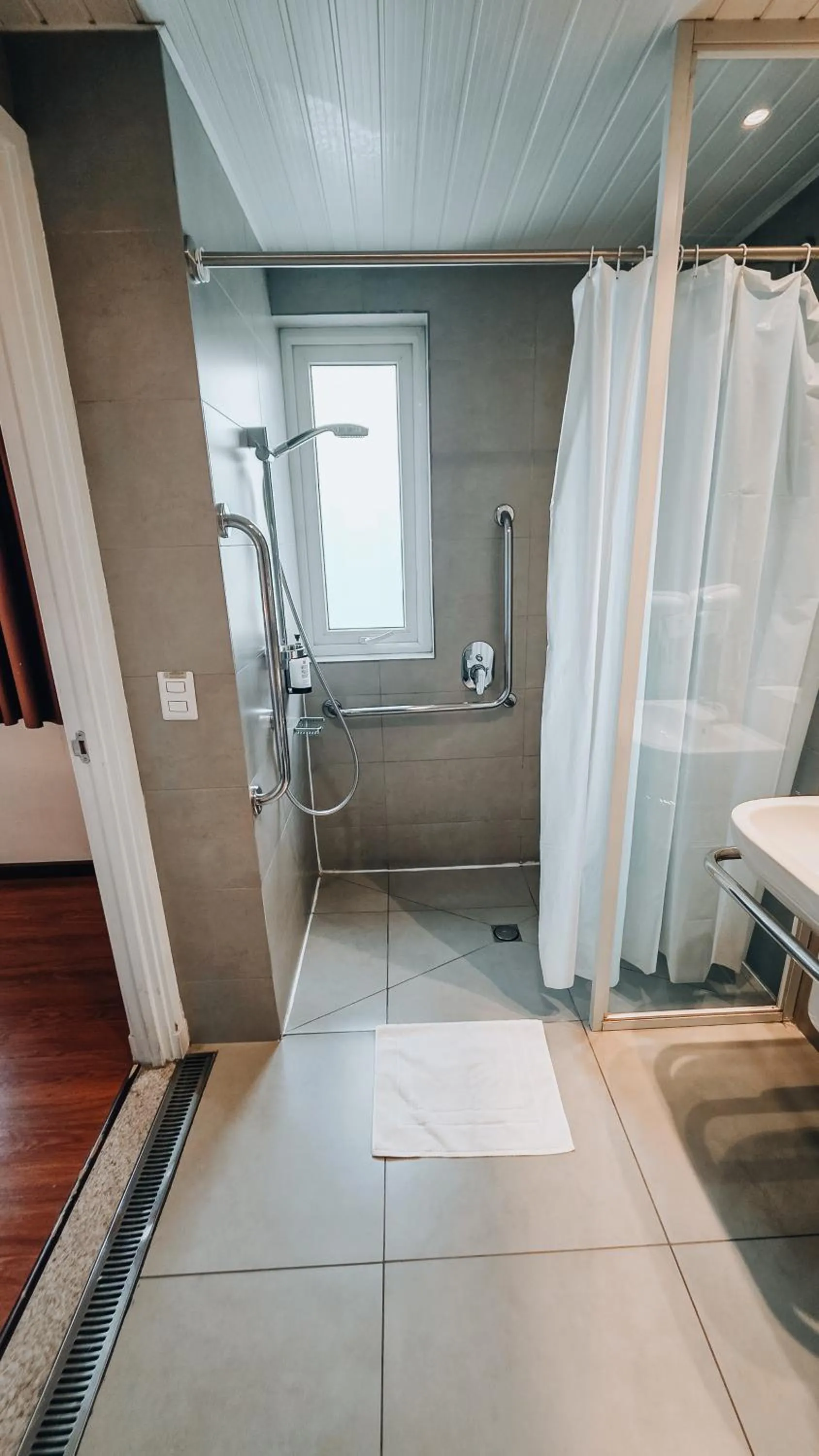 Bathroom in ibis Santiago Providencia