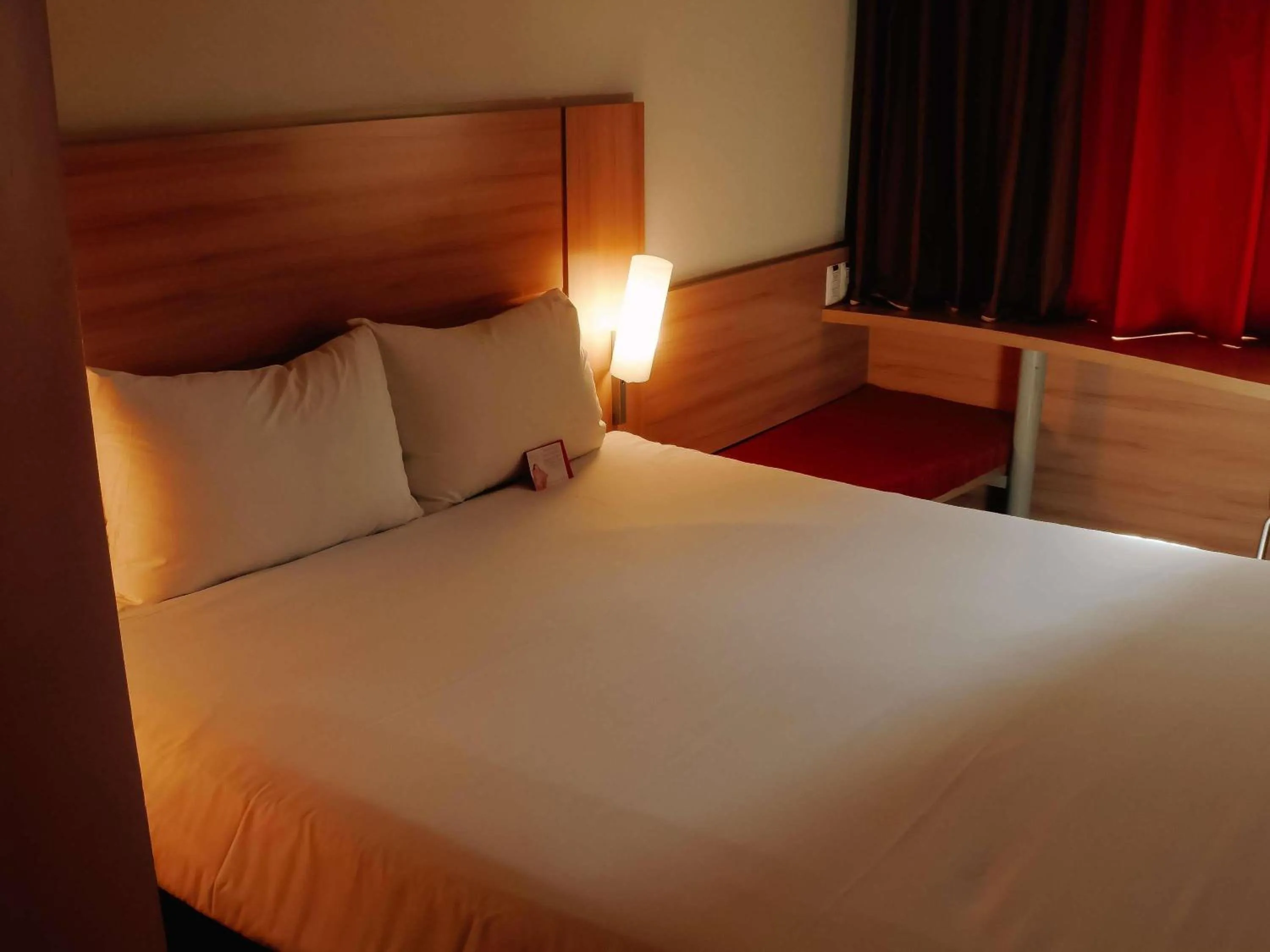 Bedroom, Bed in ibis Santiago Providencia