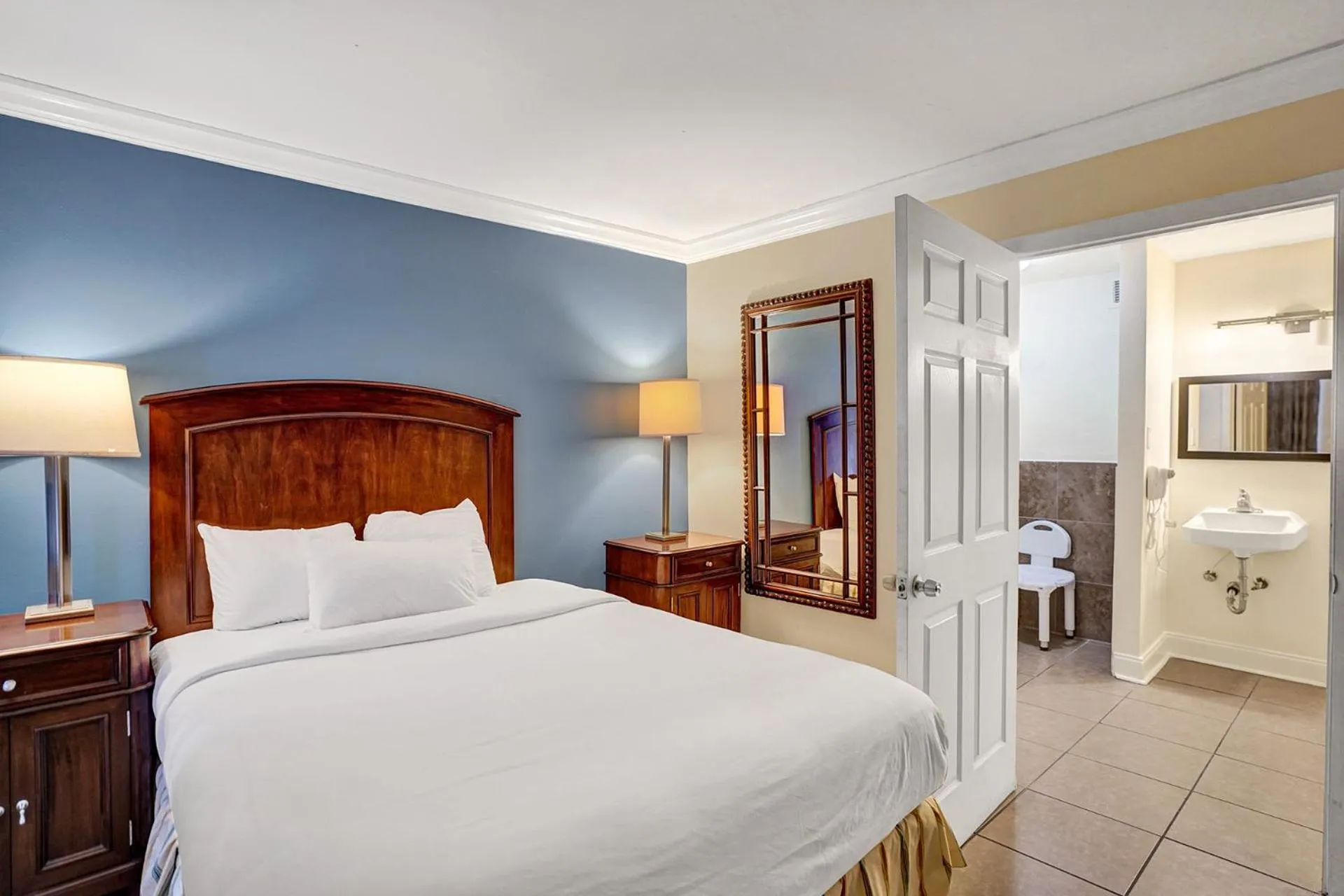 Bedroom, Bed in Fort Lauderdale Grand Hotel