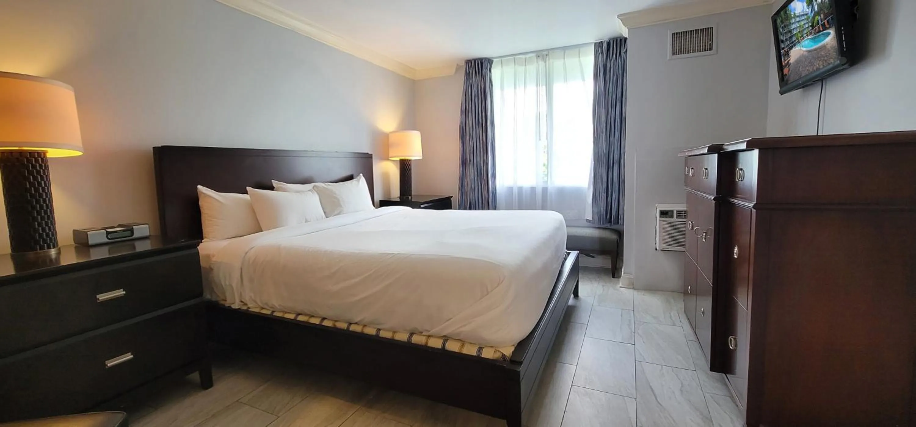 Photo of the whole room, Bed in Fort Lauderdale Grand Hotel