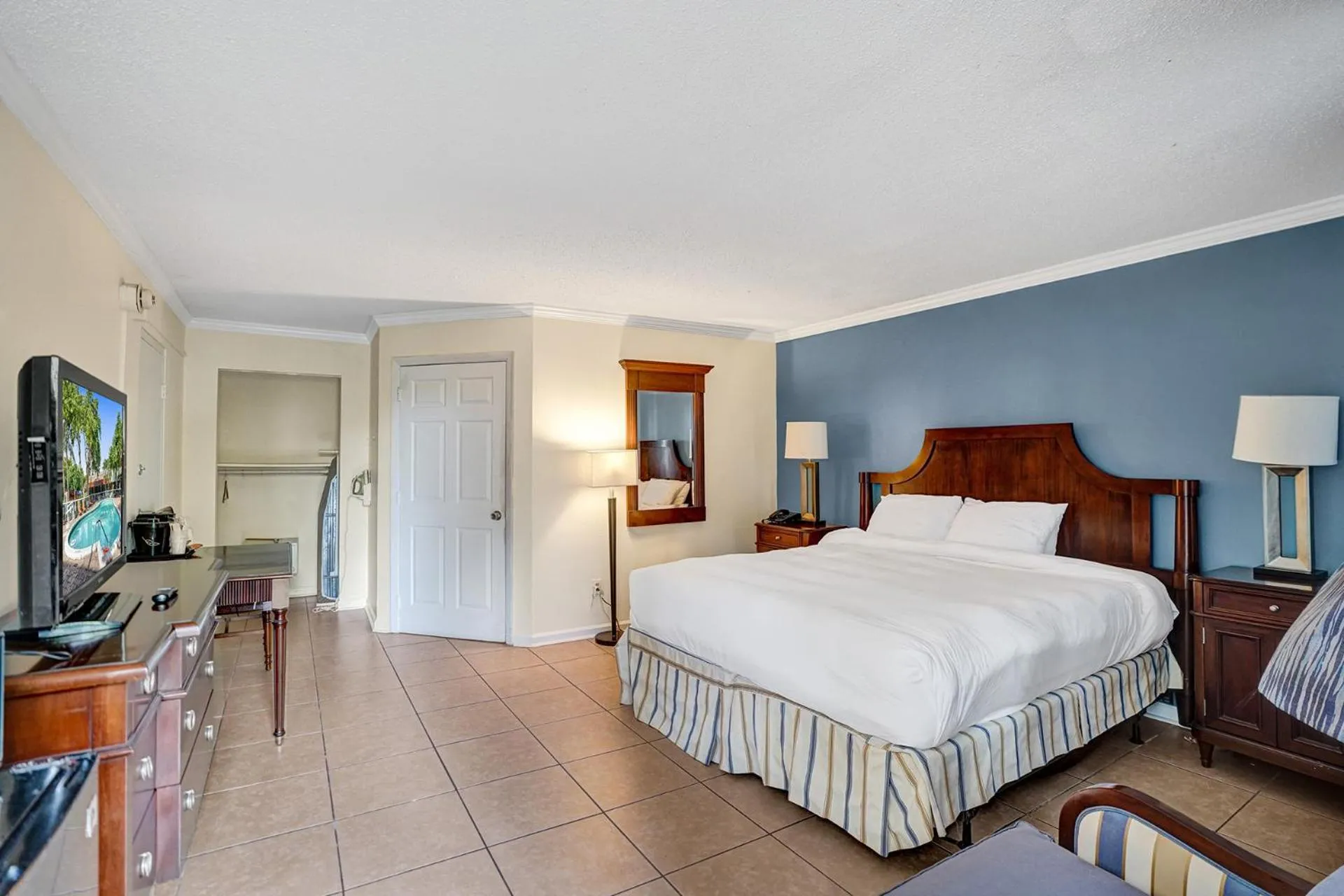 Photo of the whole room, Bed in Fort Lauderdale Grand Hotel