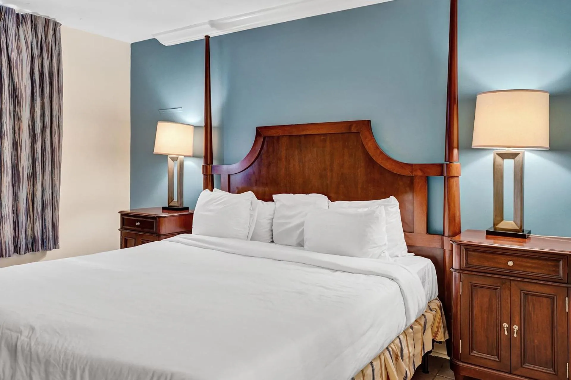 Bedroom, Bed in Fort Lauderdale Grand Hotel