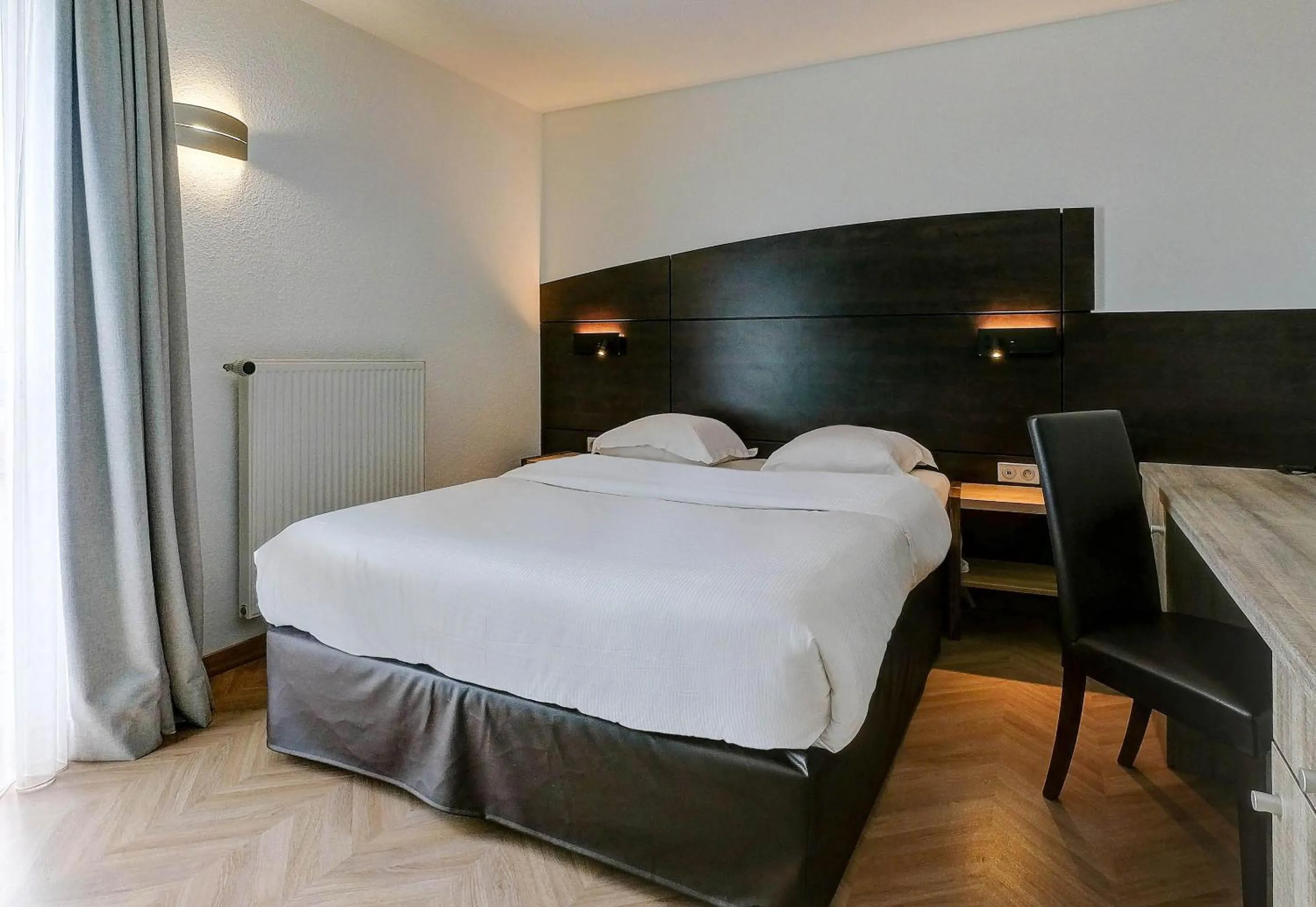 Photo of the whole room, Bed in The Originals Boutique, Hôtel Restaurant Arianis, Sochaux-Montbéliard