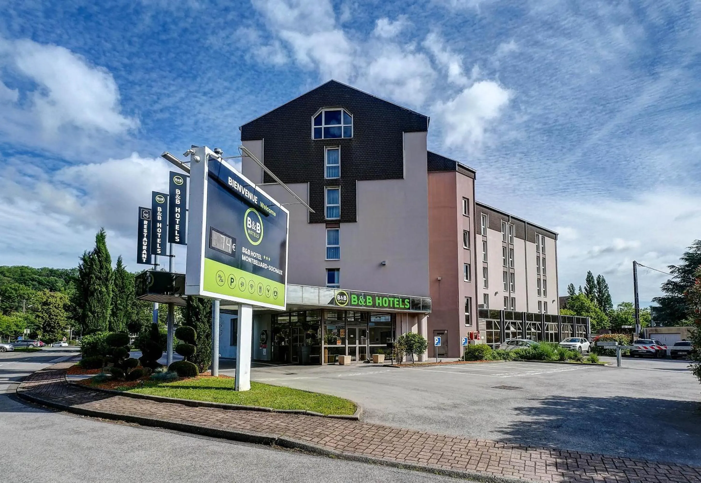 Property building in The Originals Boutique, Hôtel Restaurant Arianis, Sochaux-Montbéliard