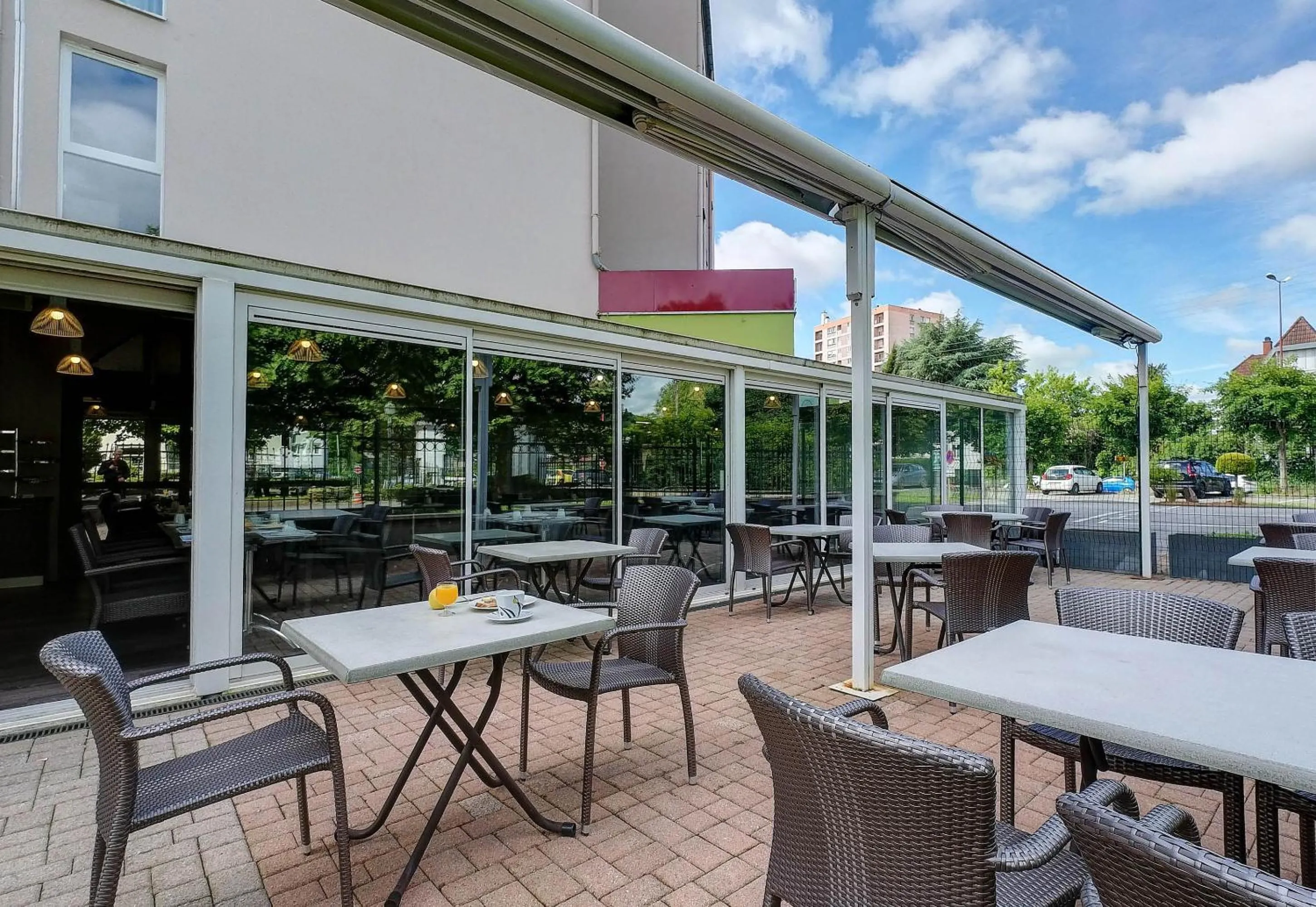 Patio in The Originals Boutique, Hôtel Restaurant Arianis, Sochaux-Montbéliard