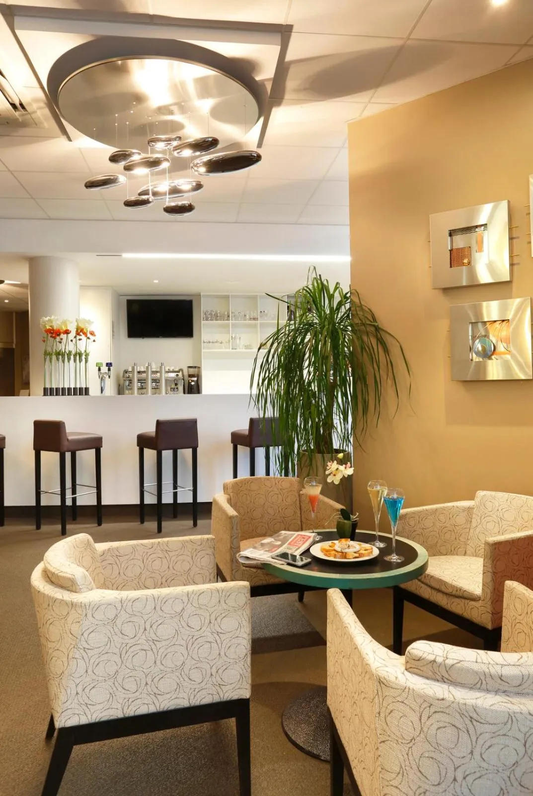 Lounge or bar in The Originals Boutique, Hôtel Restaurant Arianis, Sochaux-Montbéliard