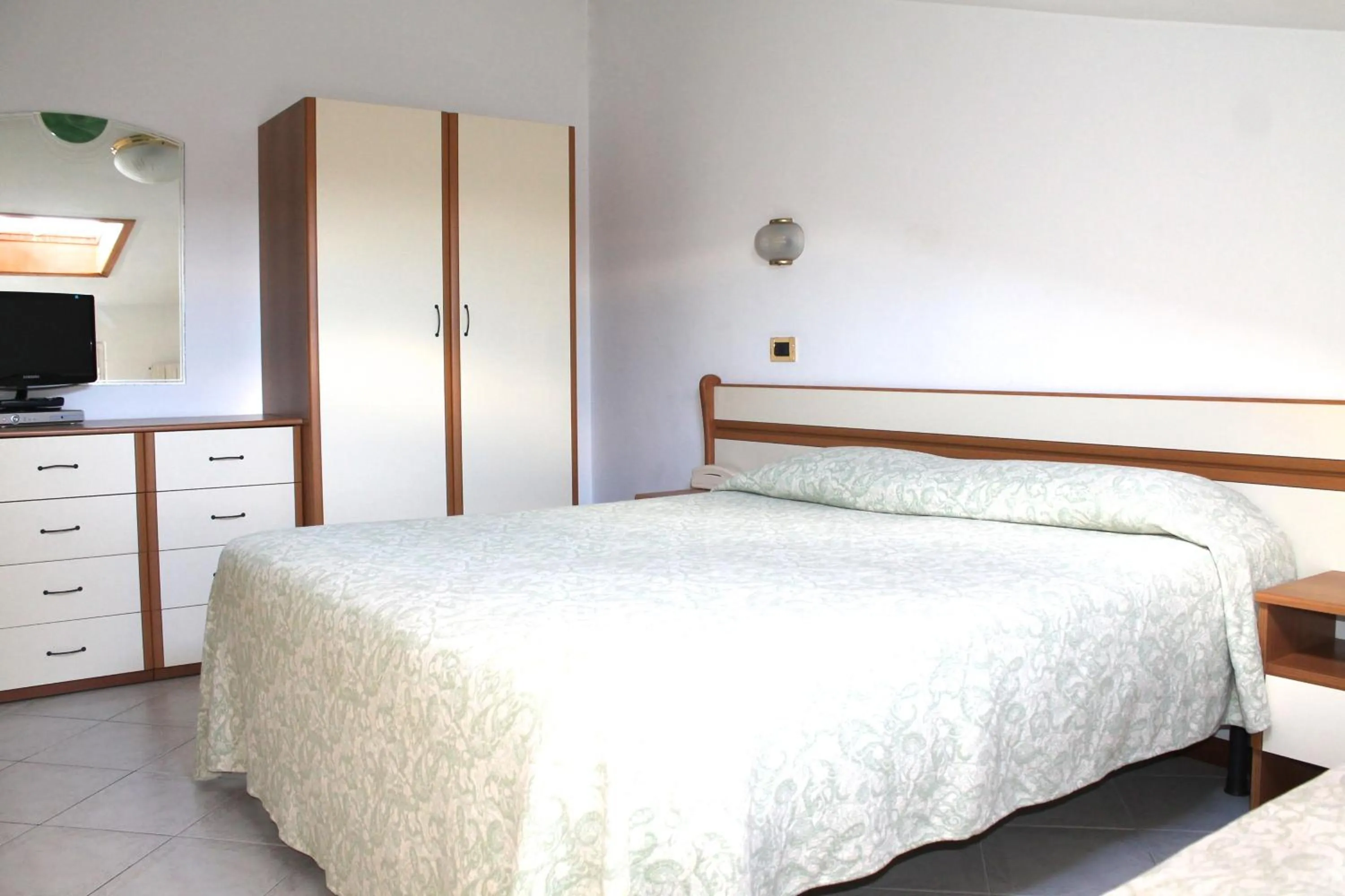 Photo of the whole room, Bed in Hotel I 4 Assi