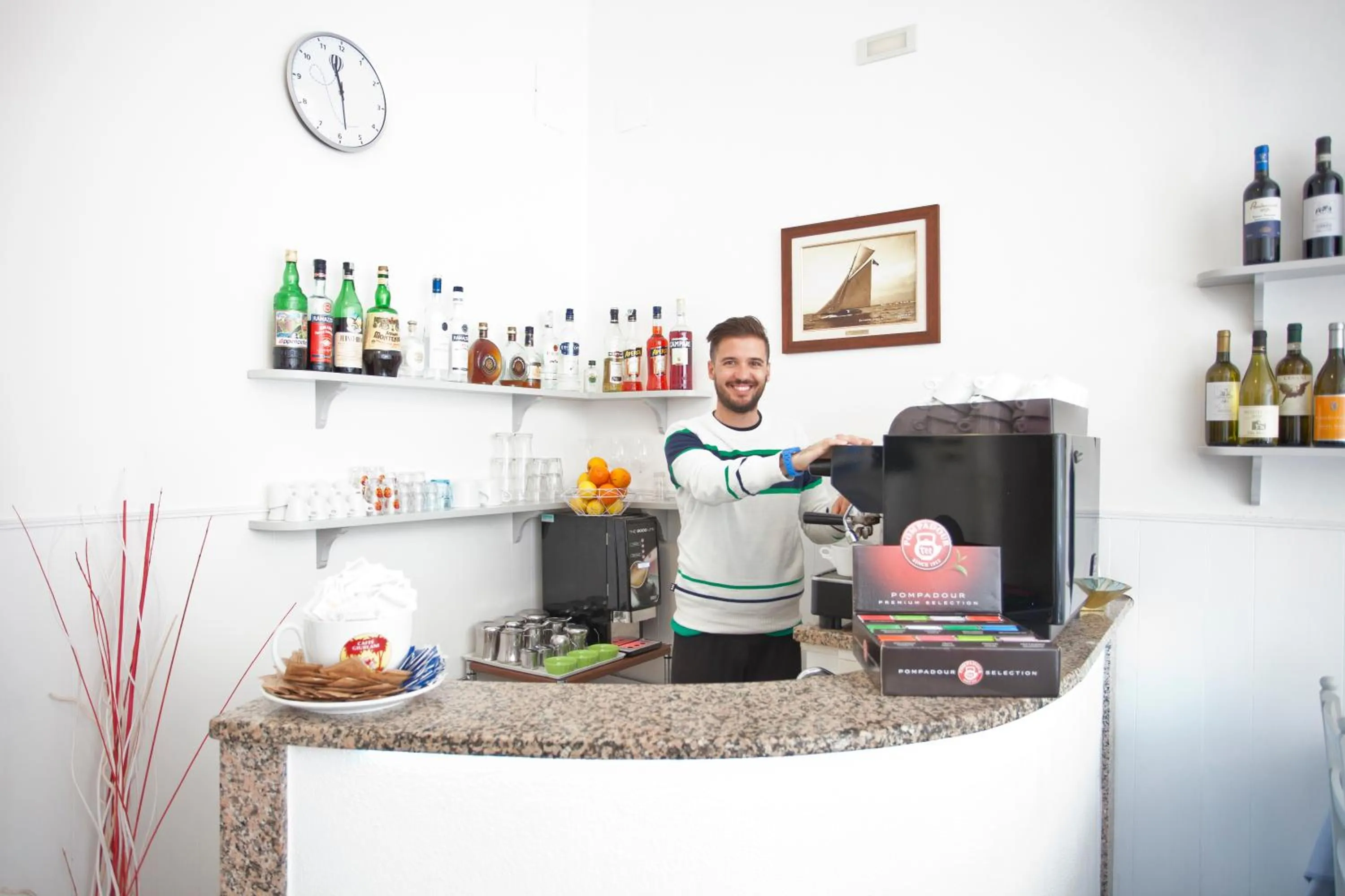 Staff in Hotel I 4 Assi