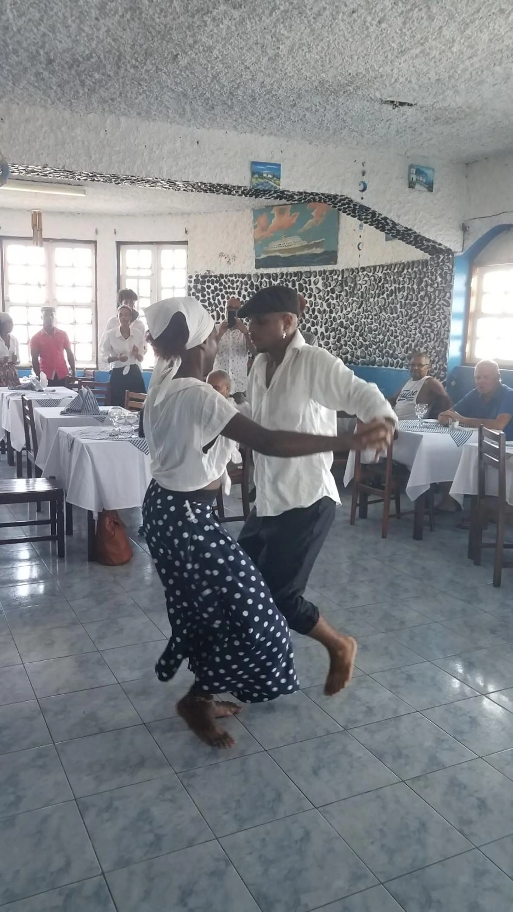 Restaurant/places to eat in Chez Loutcha Residencial