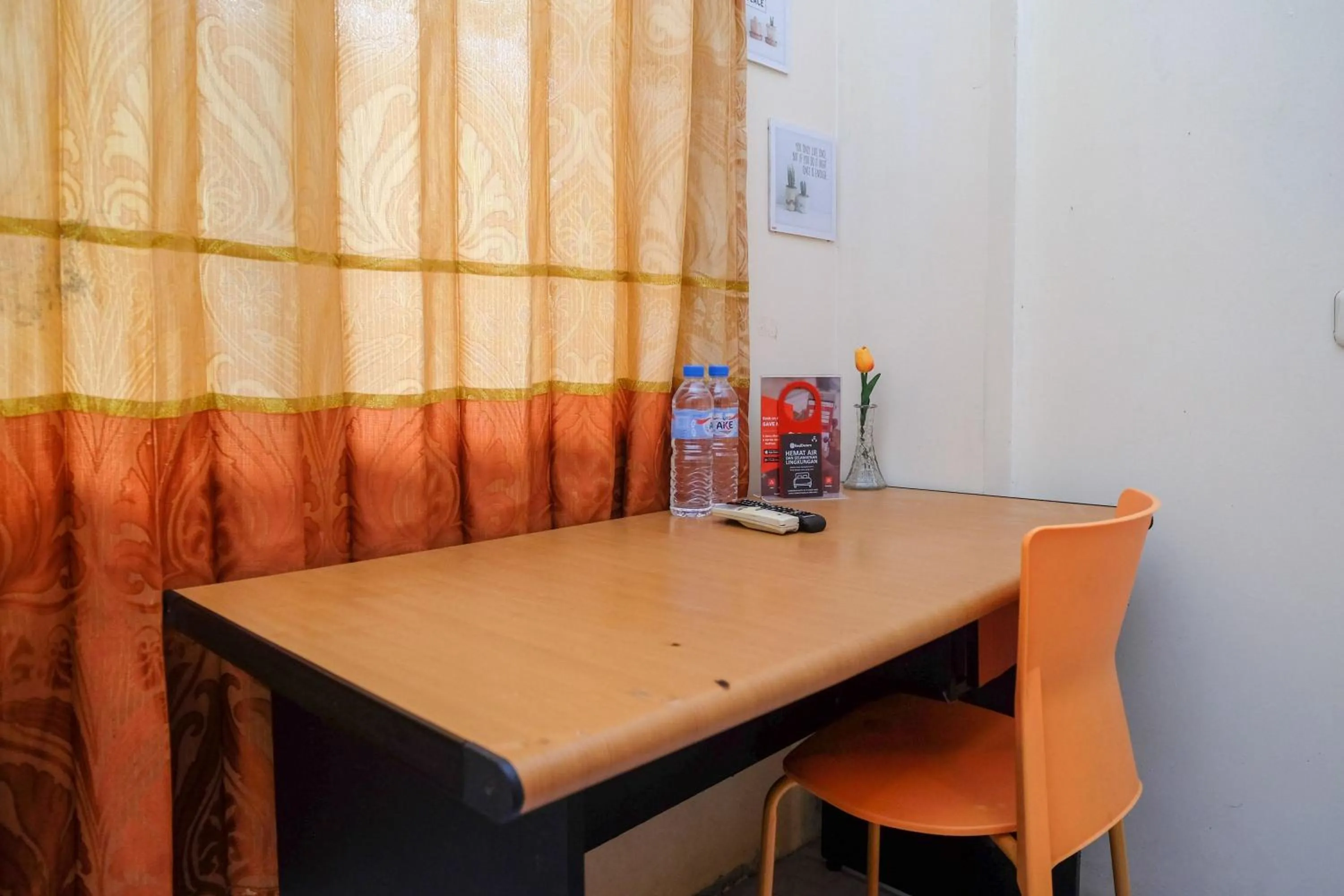 Seating area in RedDoorz @ Jalan Pramuka Manado