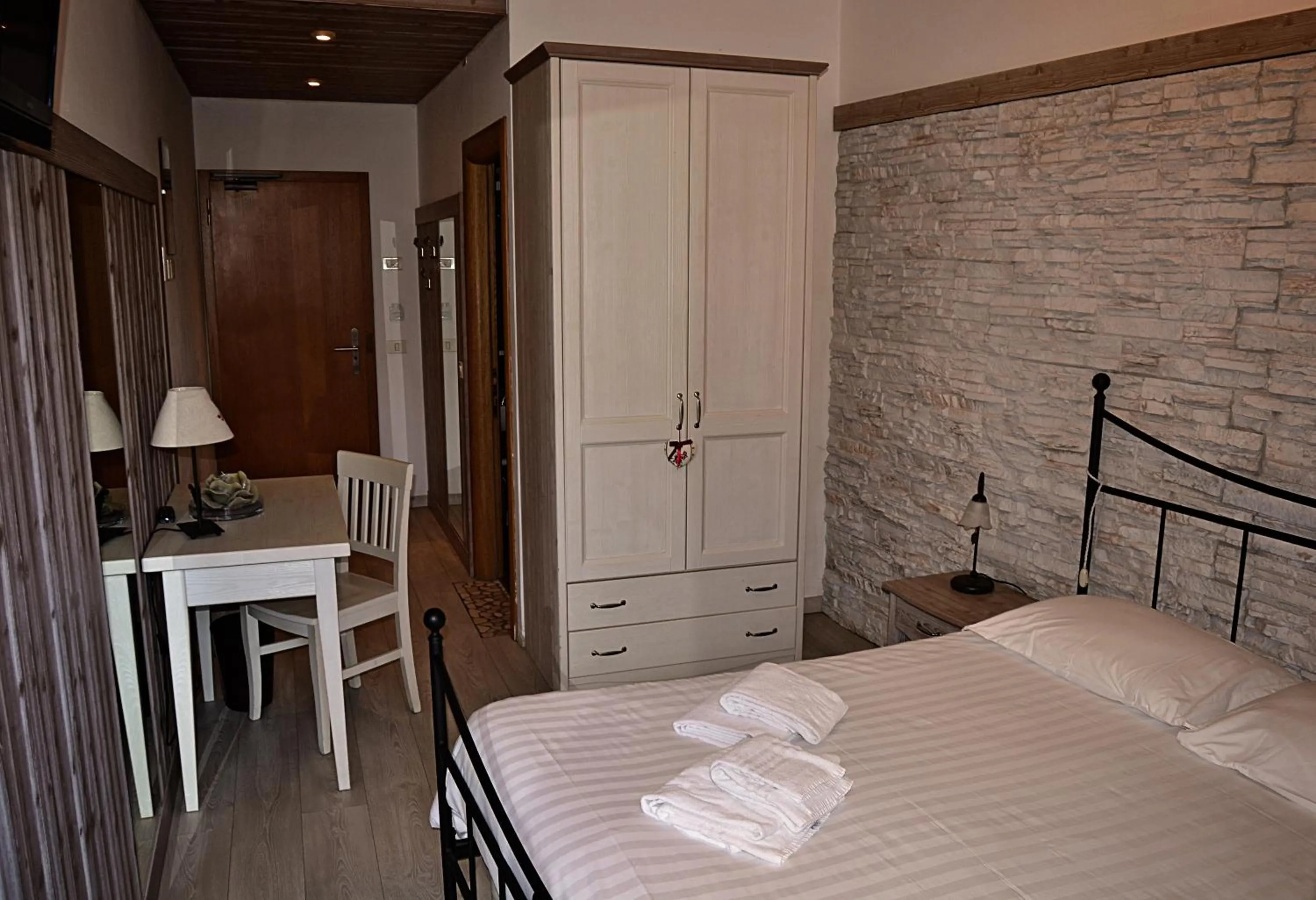 Bedroom, Bed in Hotel Cova