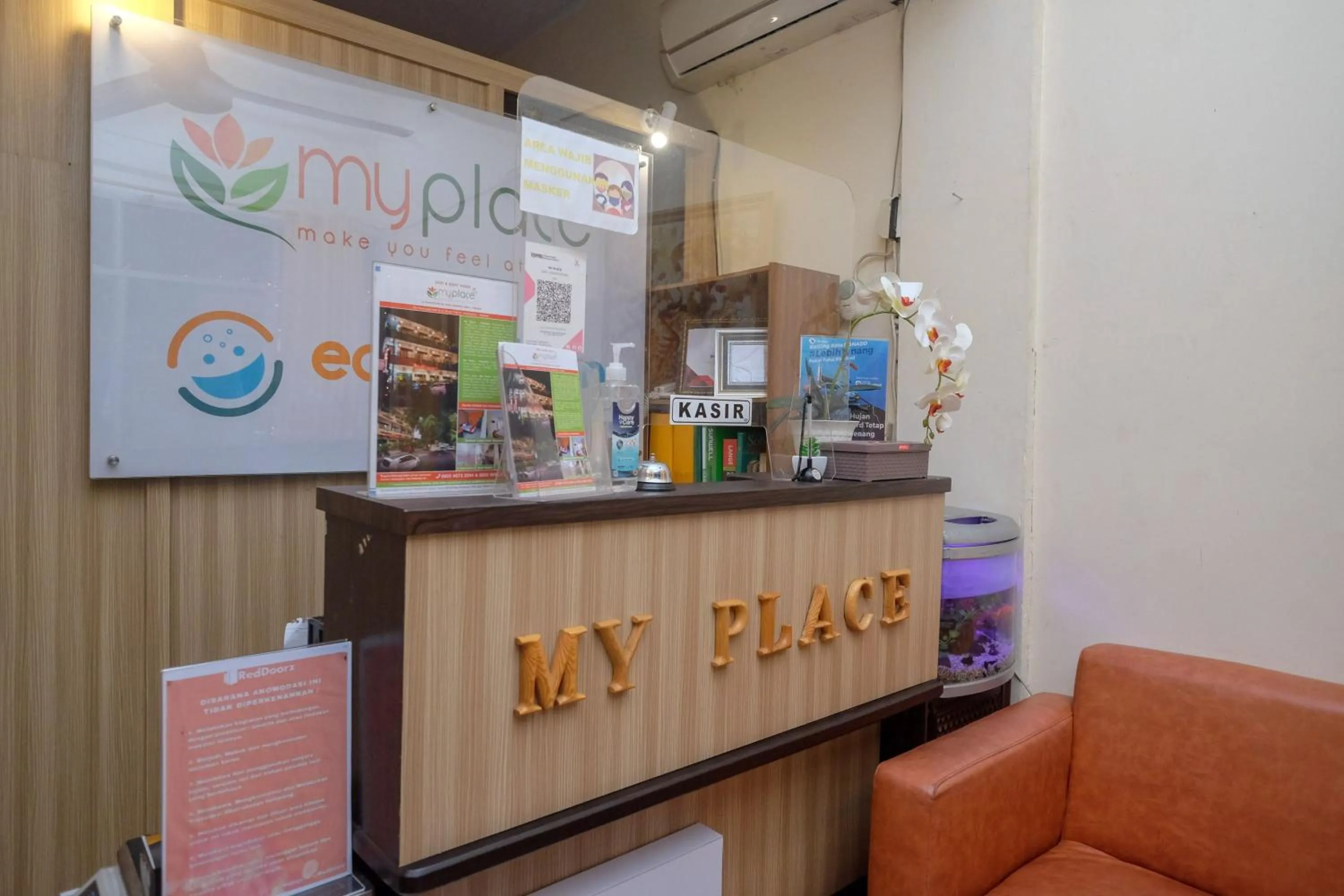 Lobby or reception in RedDoorz near Jalan Wolter Monginsidi Manado