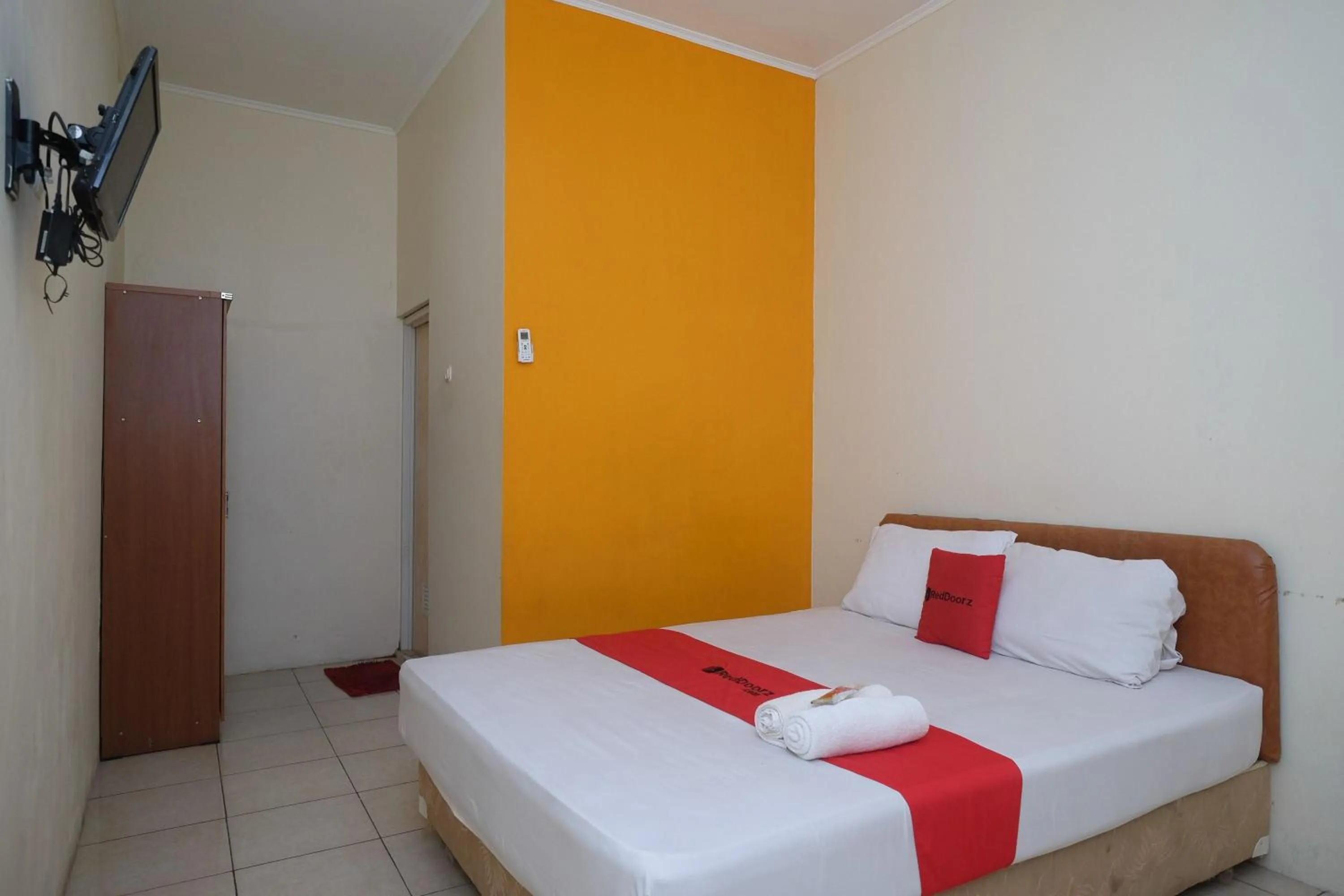 Bedroom, Bed in RedDoorz near Jalan Wolter Monginsidi Manado