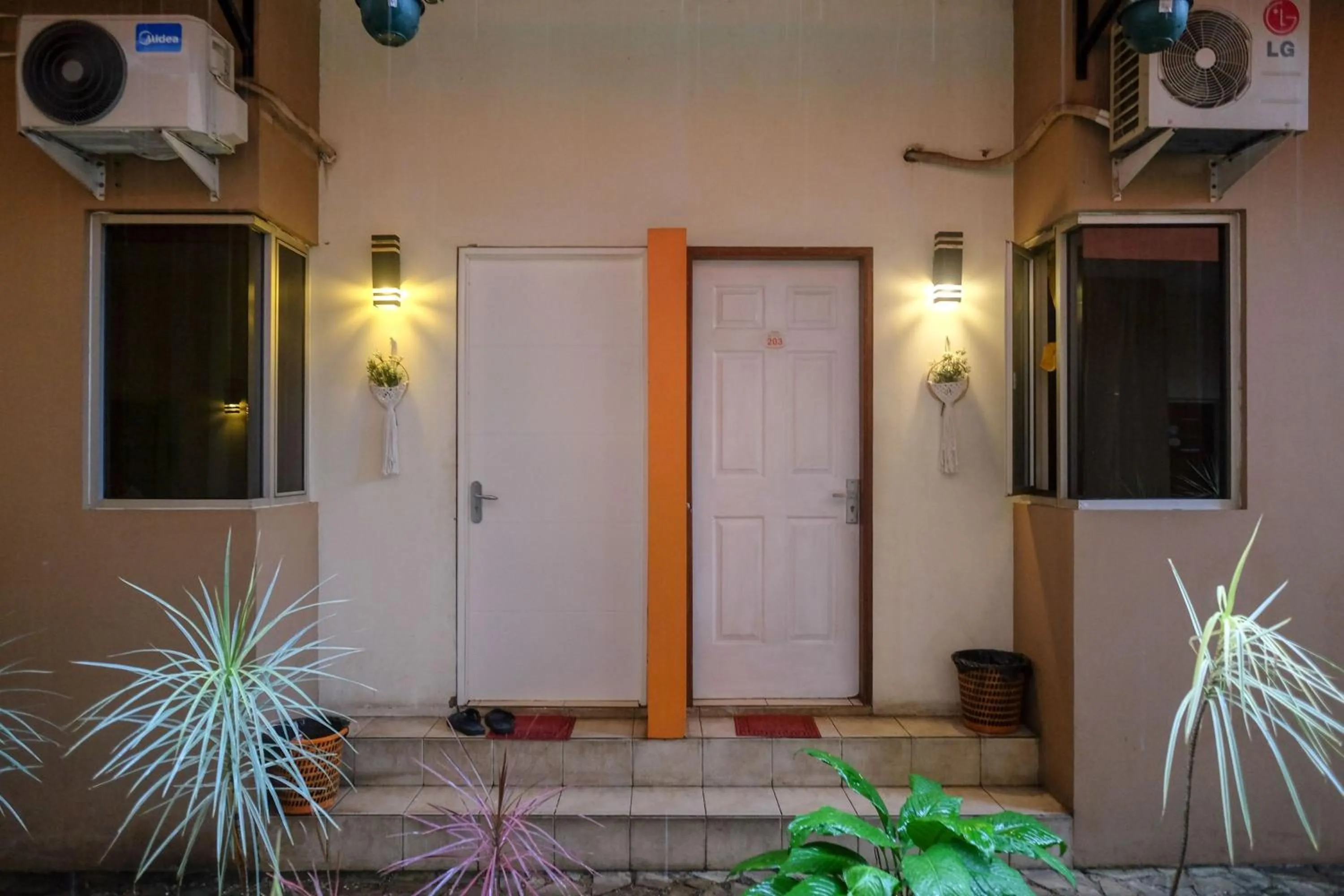 Facade/entrance in RedDoorz near Jalan Wolter Monginsidi Manado