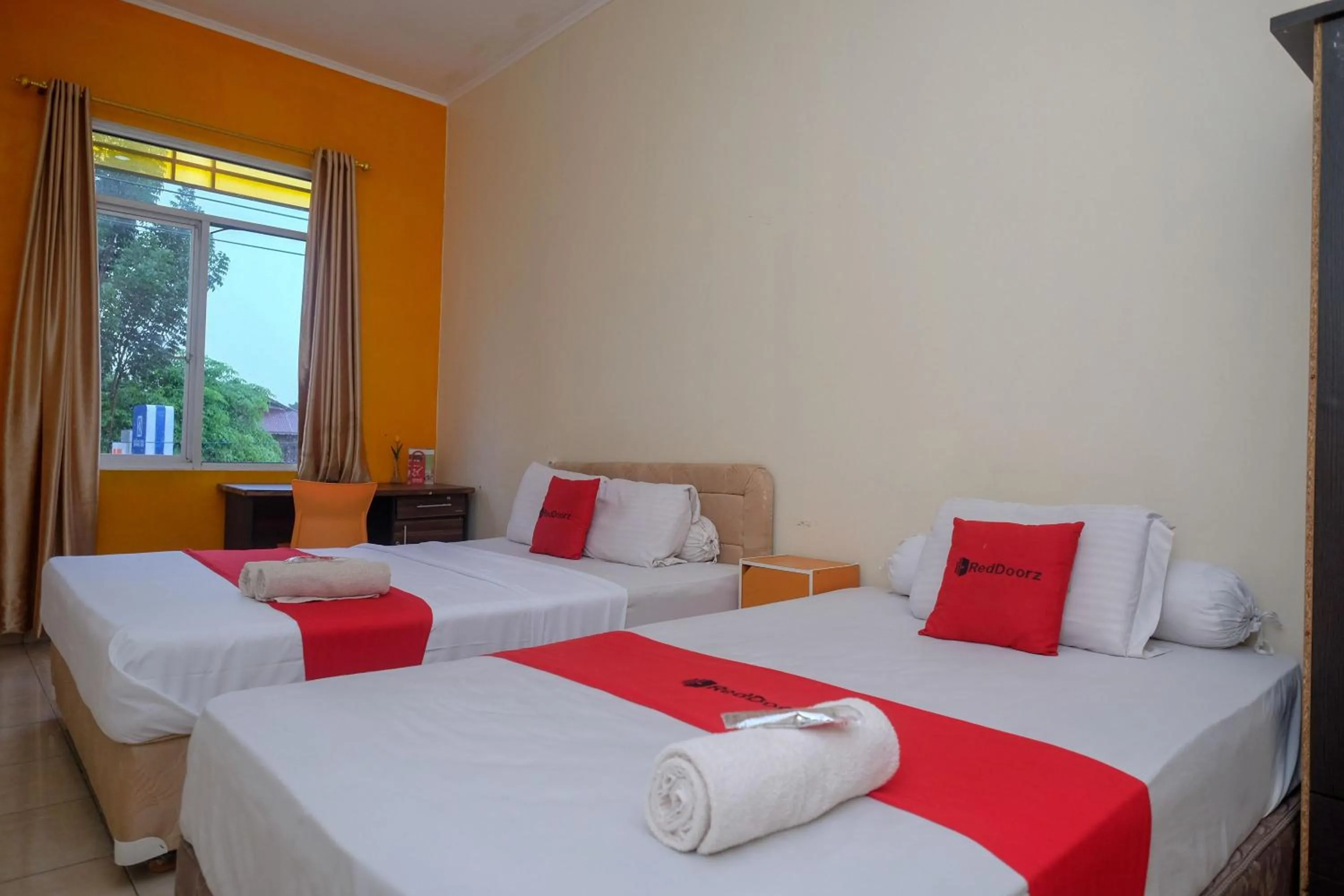 Bedroom, Bed in RedDoorz near Jalan Wolter Monginsidi Manado