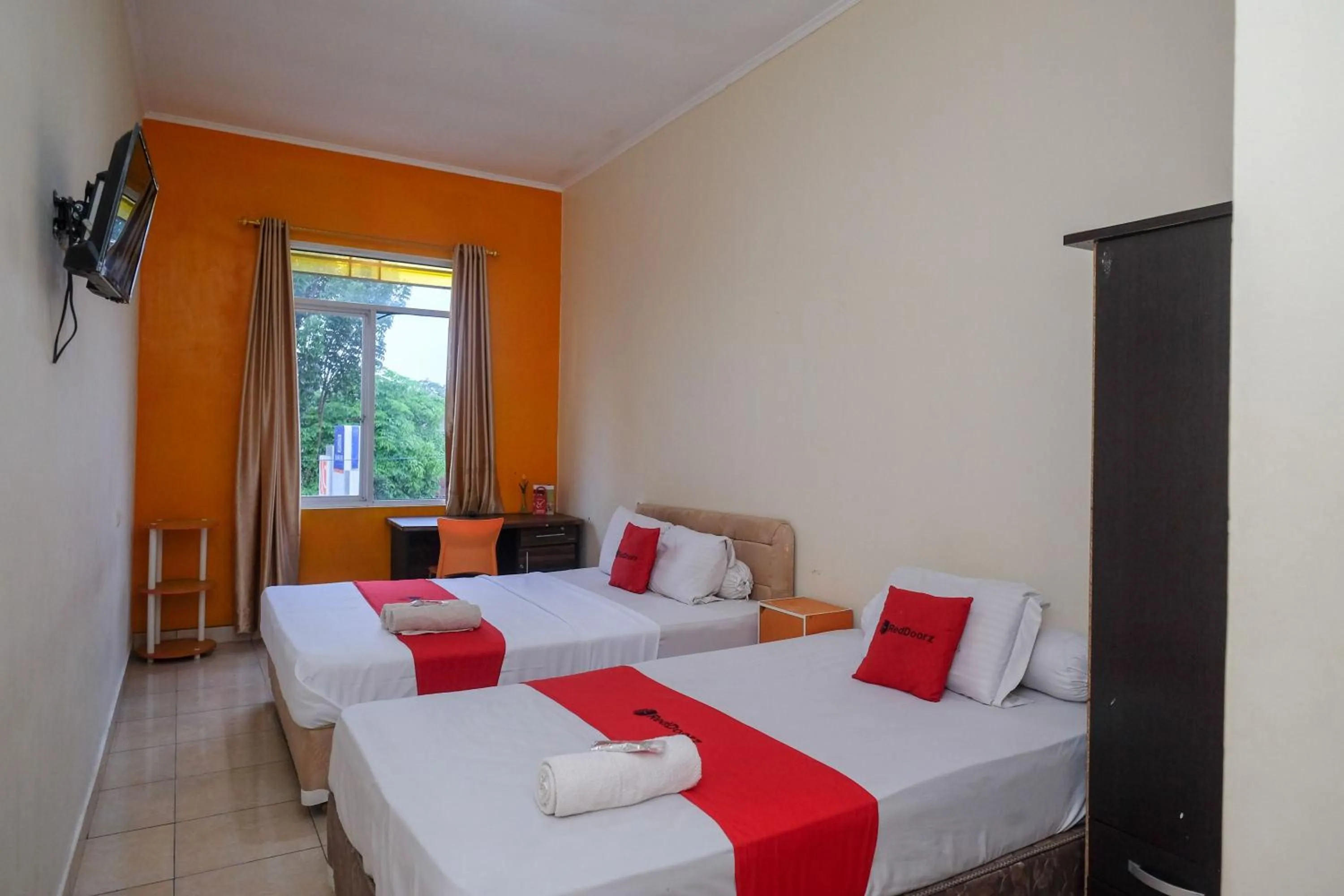 Bedroom, Bed in RedDoorz near Jalan Wolter Monginsidi Manado