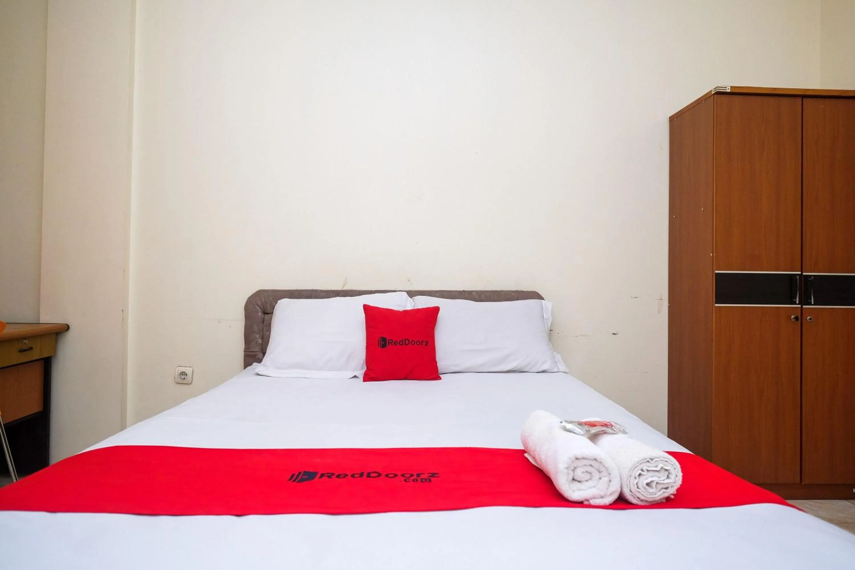 Bedroom, Bed in RedDoorz near Jalan Wolter Monginsidi Manado