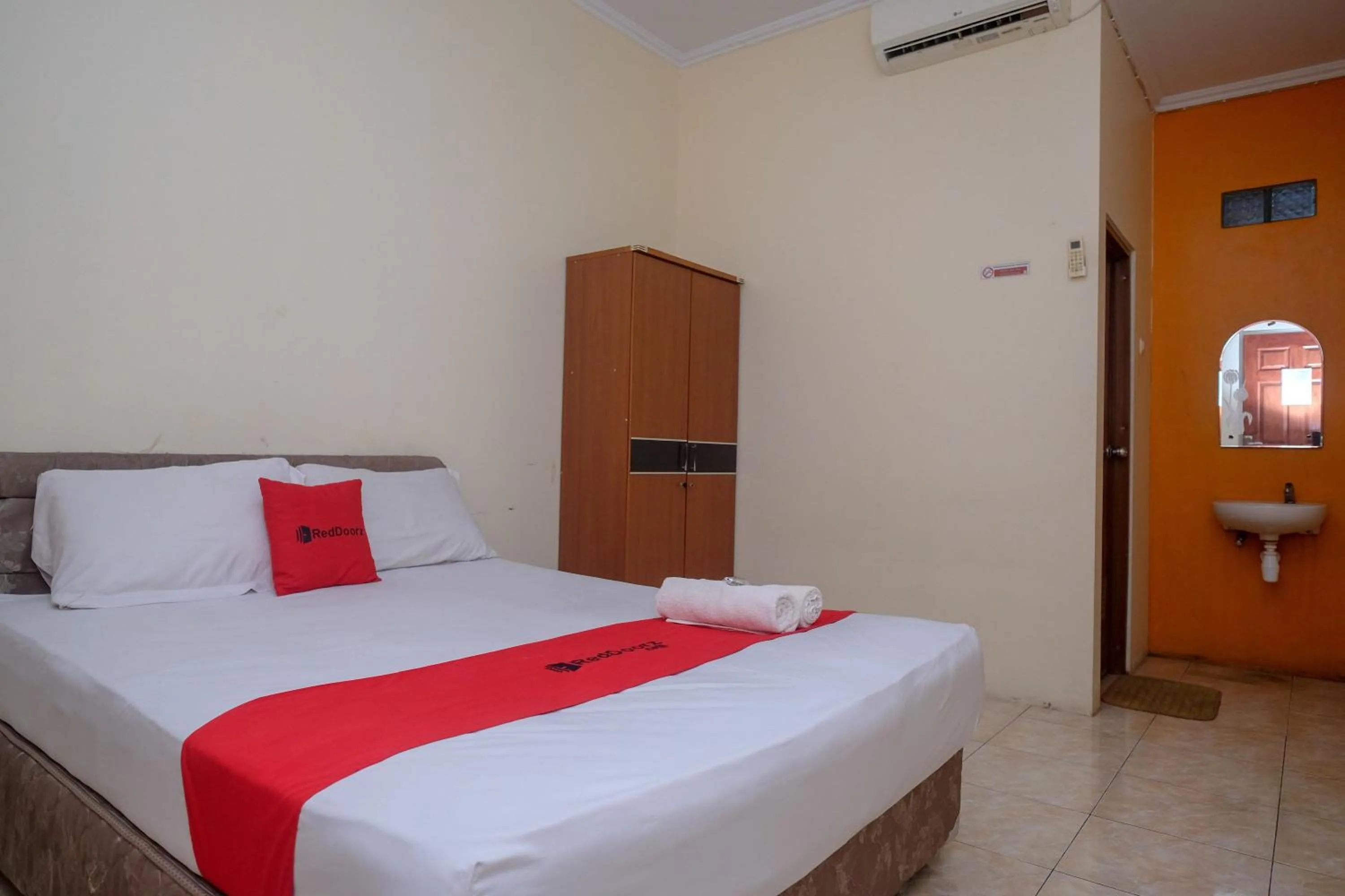 Bedroom, Bed in RedDoorz near Jalan Wolter Monginsidi Manado