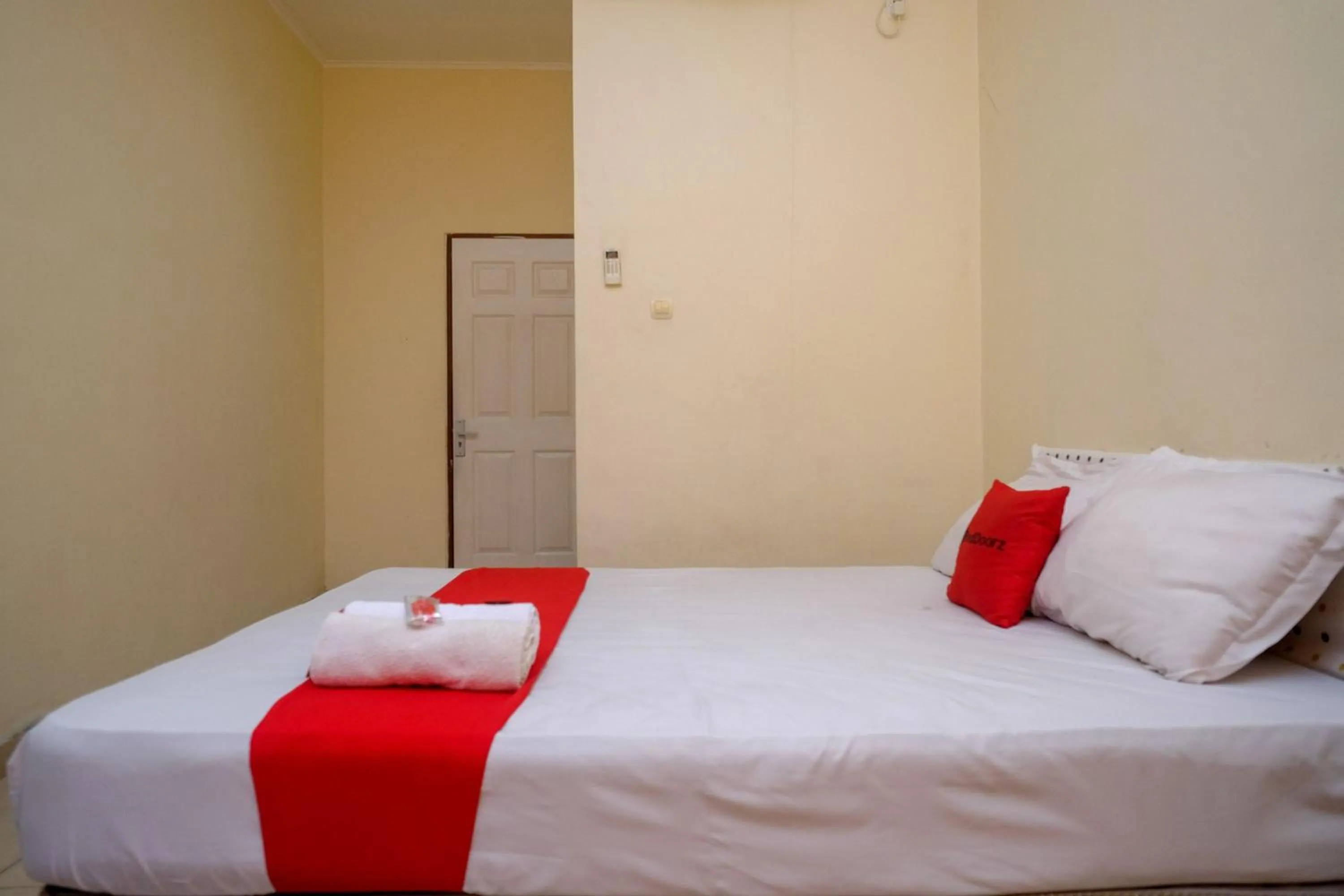 Bedroom, Bed in RedDoorz near Jalan Wolter Monginsidi Manado