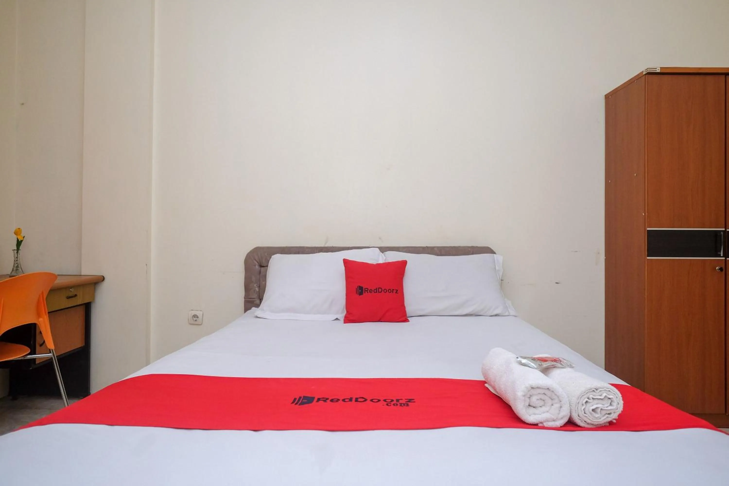 Bedroom, Bed in RedDoorz near Jalan Wolter Monginsidi Manado