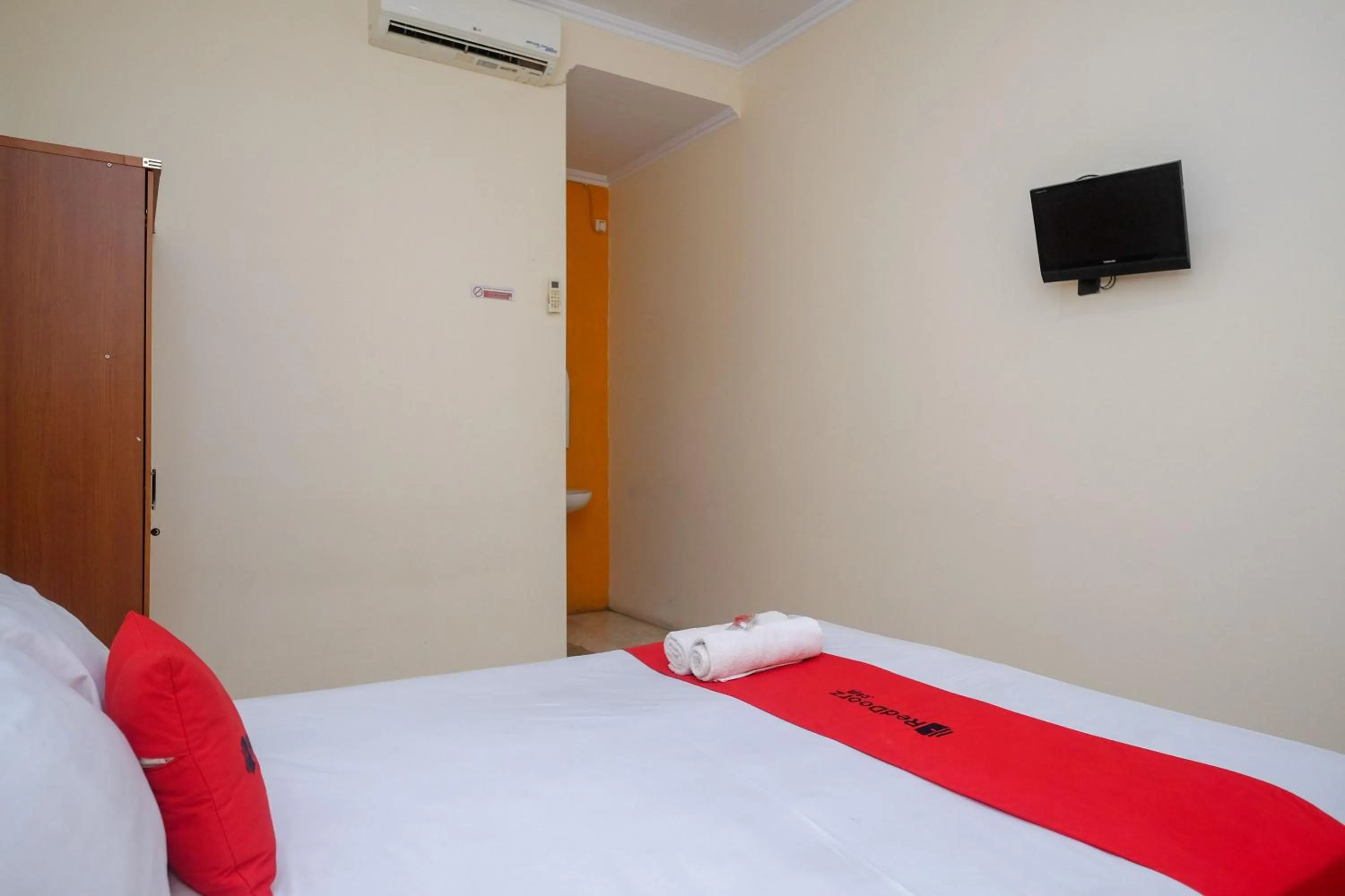 Bedroom, Bed in RedDoorz near Jalan Wolter Monginsidi Manado