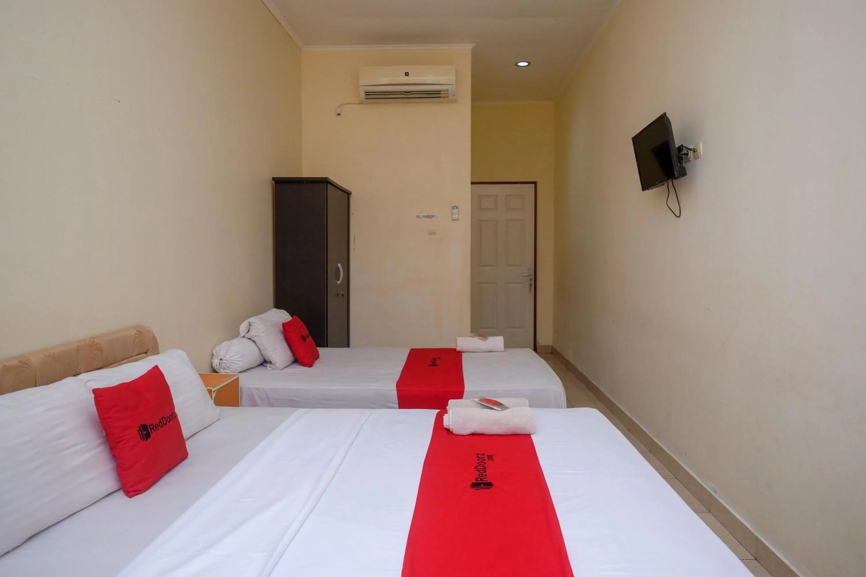 Bedroom, Bed in RedDoorz near Jalan Wolter Monginsidi Manado